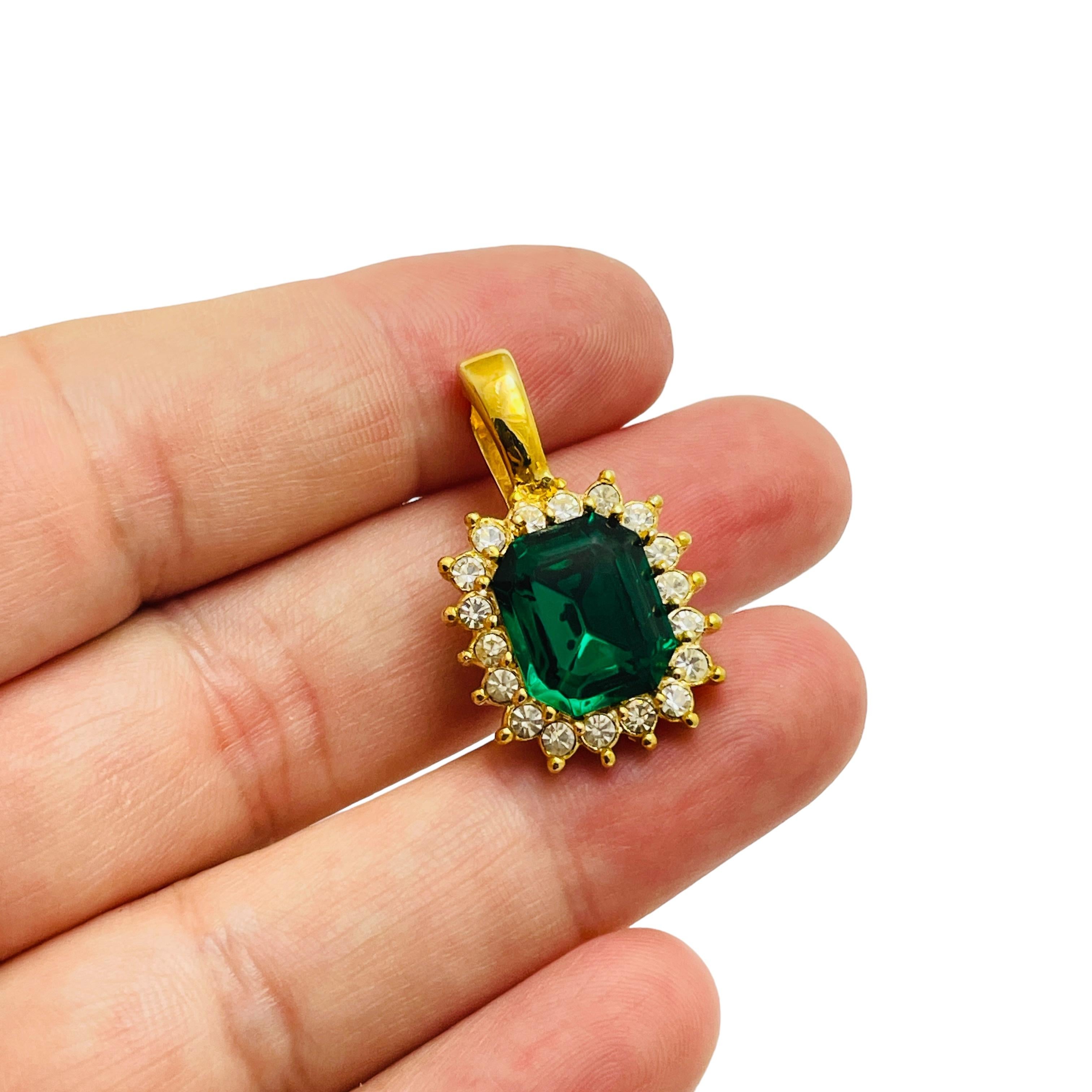 ROMAN signierte Designer-Halskette mit Anhänger aus Gold mit bintage-Gold-Smaragdgrünem Glasanhänger im Angebot 1