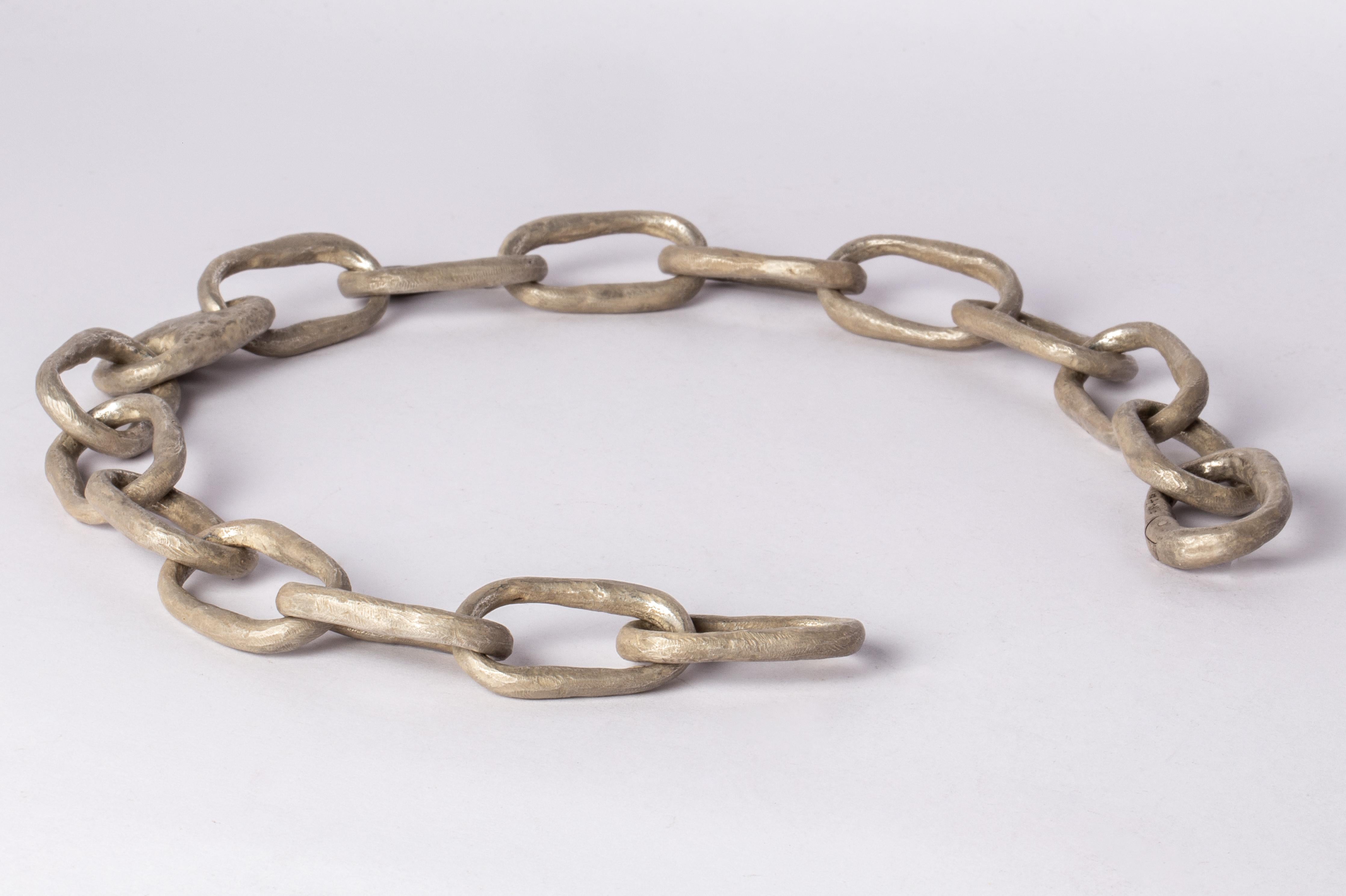 Chain necklace in acid treated sterling silver.
Chain link size (LxH): 35 mm × 22 mm
Chain length: 450 mm