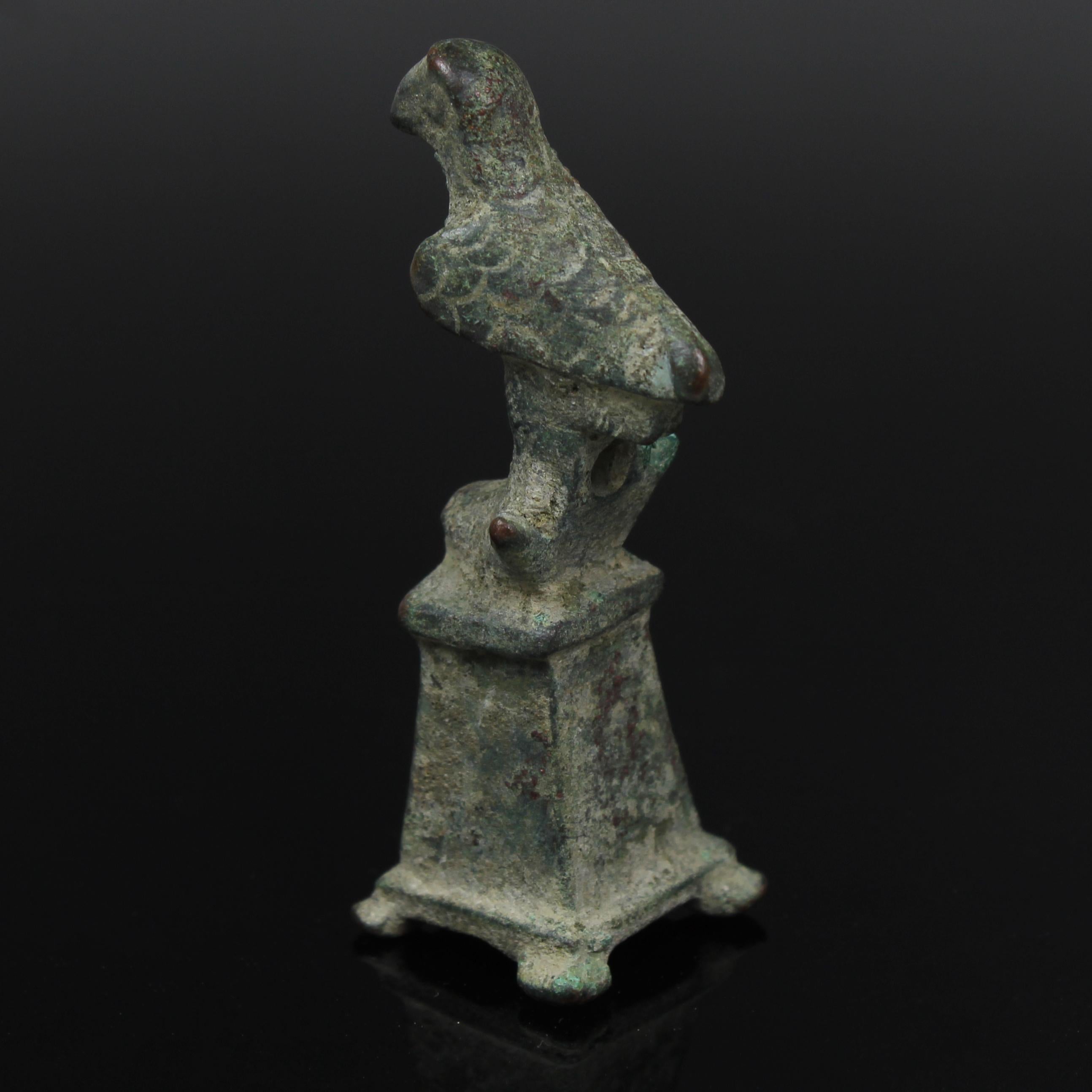 Roman statuette of an eagle on pedestal In Good Condition In EL CAMPELLO, ES