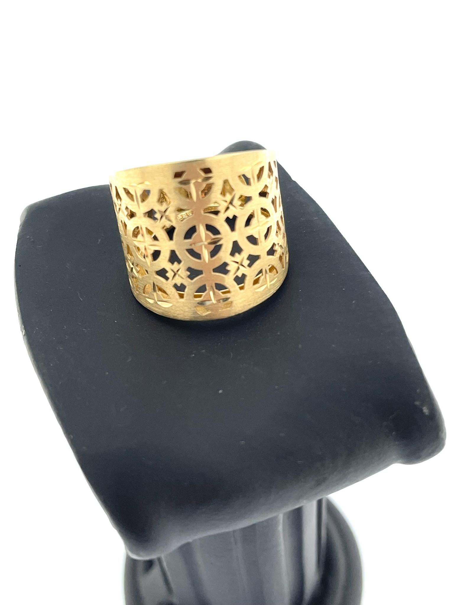 Women's Roman Style 18 karat Yellow Gold Band Ring For Sale