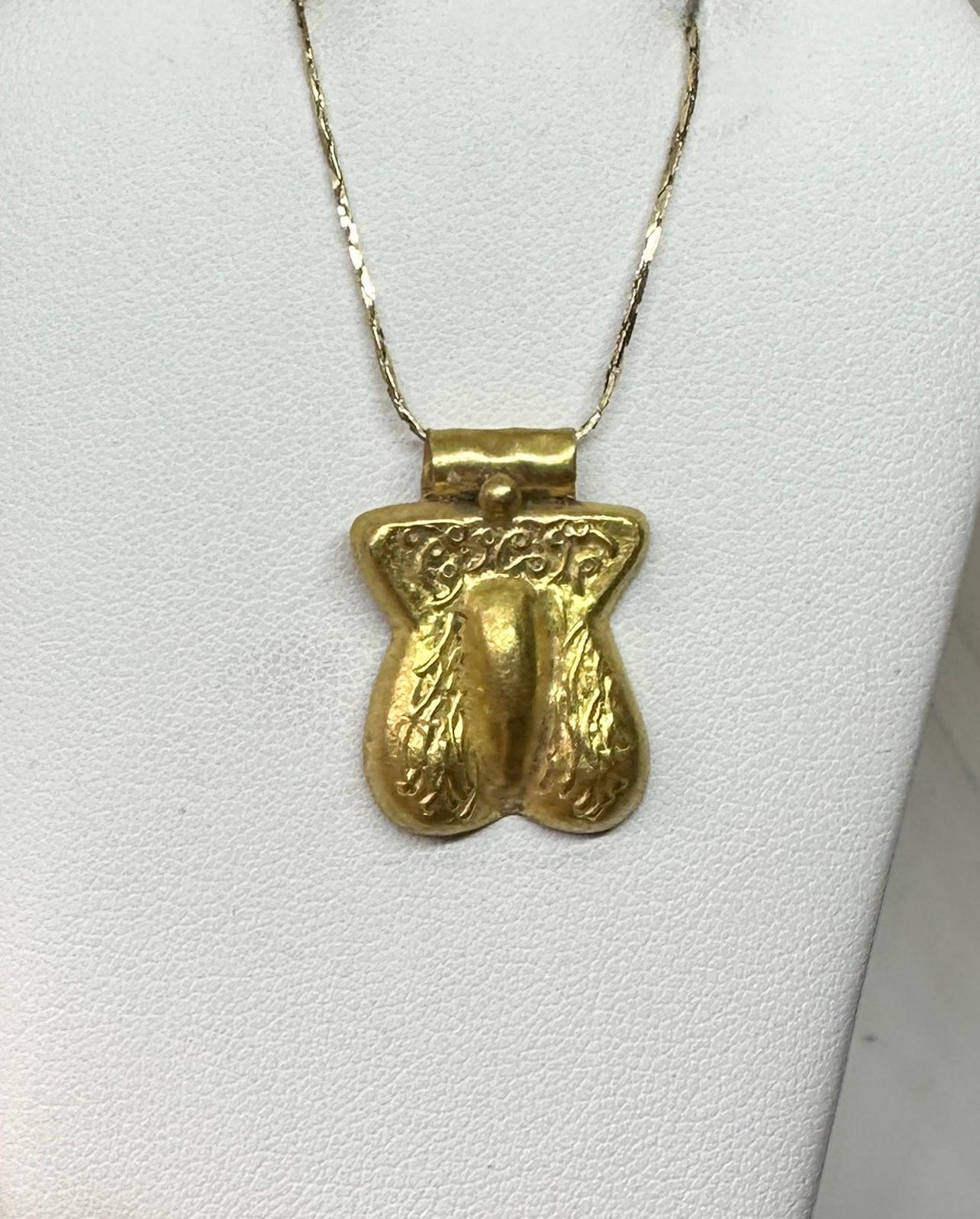 Romano classico Collana con ciondolo amuleto di fertilità in stile romano in oro 20 carati con fallo e pene in vendita