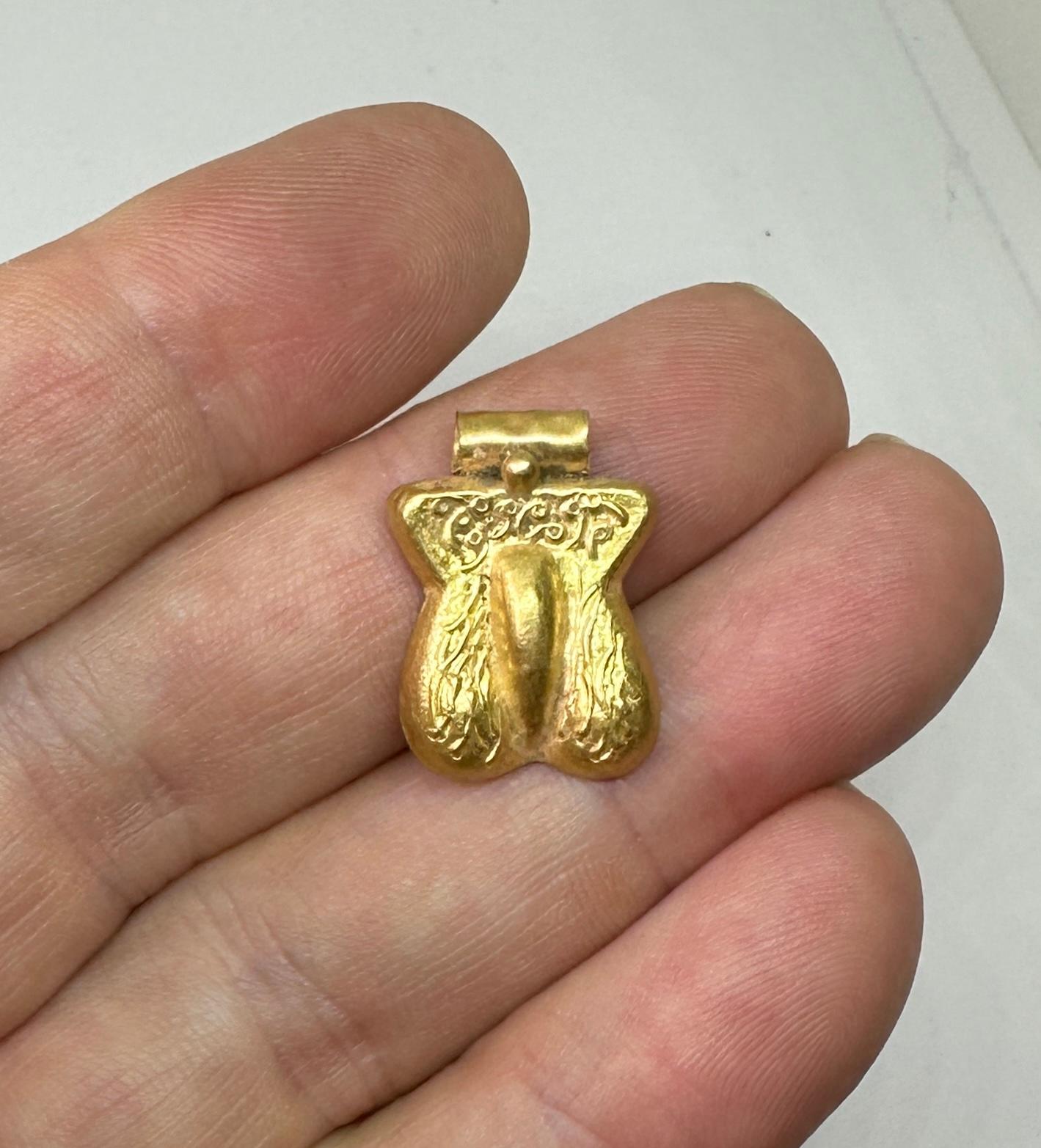 Collana con ciondolo amuleto di fertilità in stile romano in oro 20 carati con fallo e pene in vendita 1