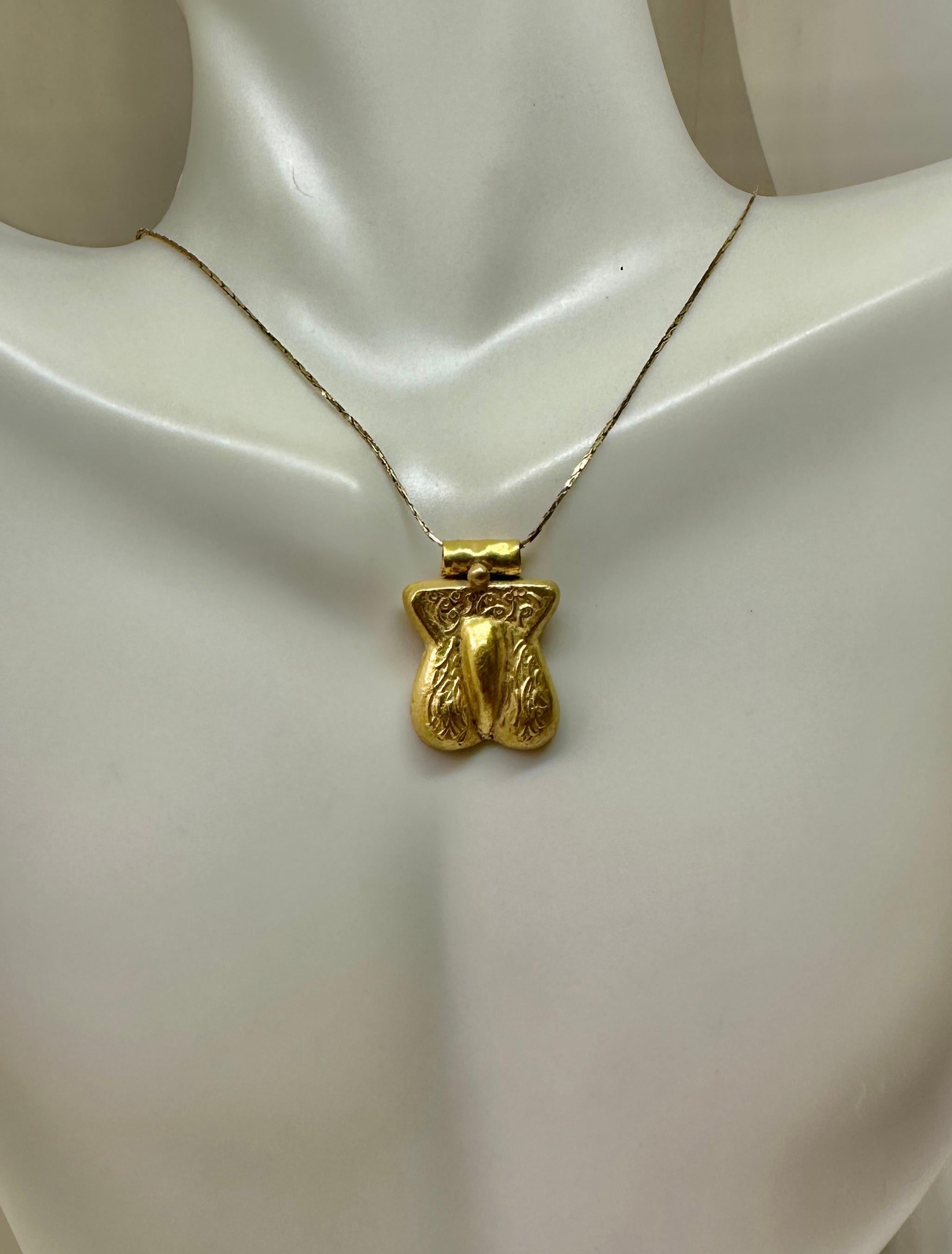 Collana con ciondolo amuleto di fertilità in stile romano in oro 20 carati con fallo e pene in vendita 2