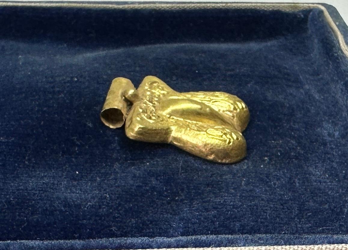 Collana con ciondolo amuleto di fertilità in stile romano in oro 20 carati con fallo e pene in vendita 3