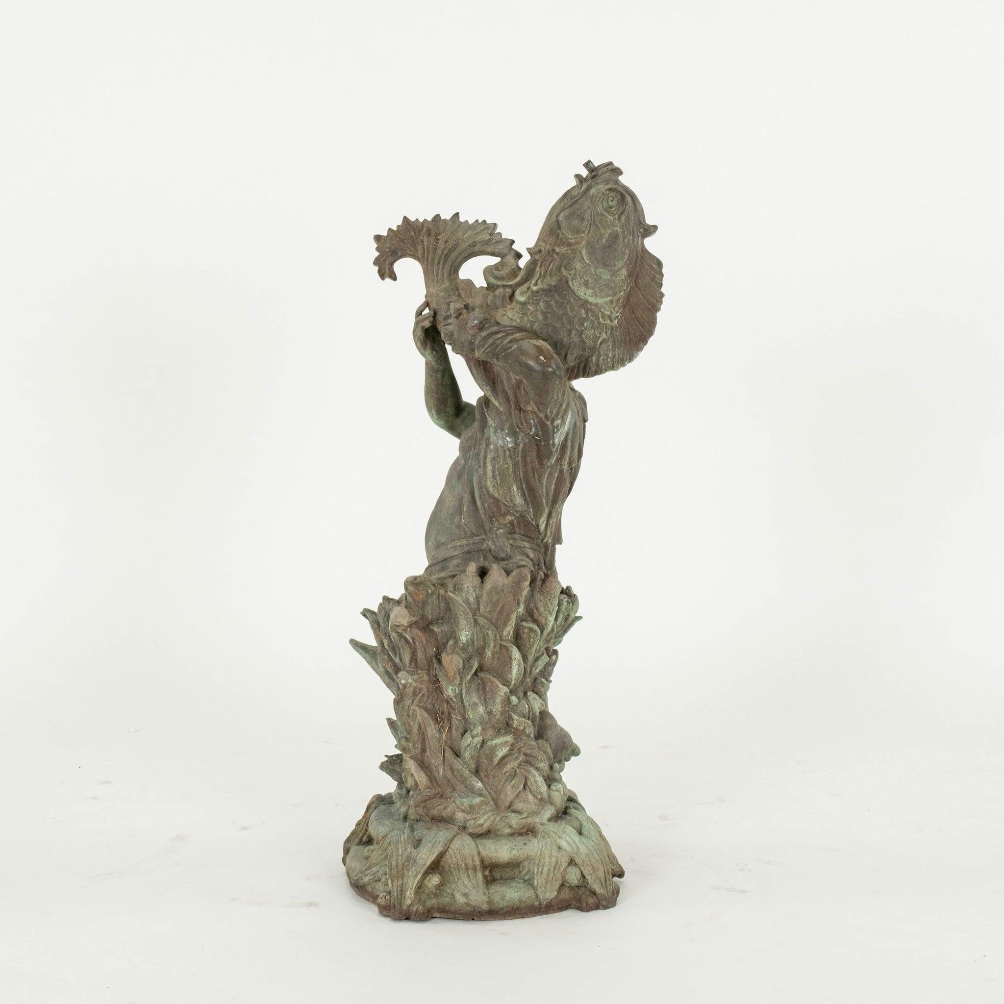Putti de bronce de estilo romano del siglo XX que lleva un pez