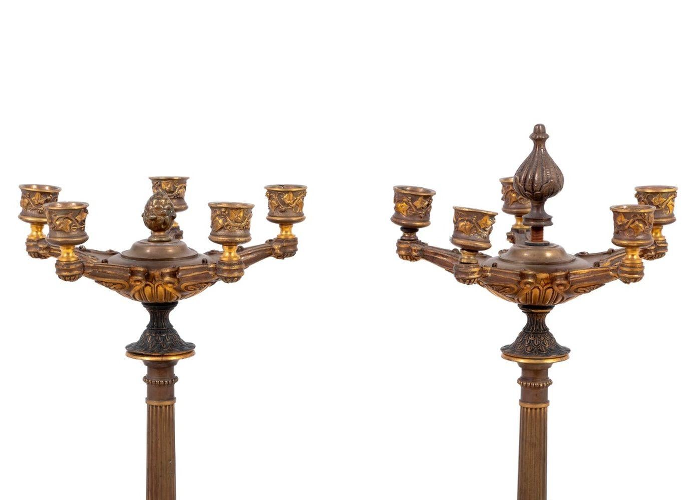 Romain classique Chandelier de style romain en bronze patiné et doré, paire en vente
