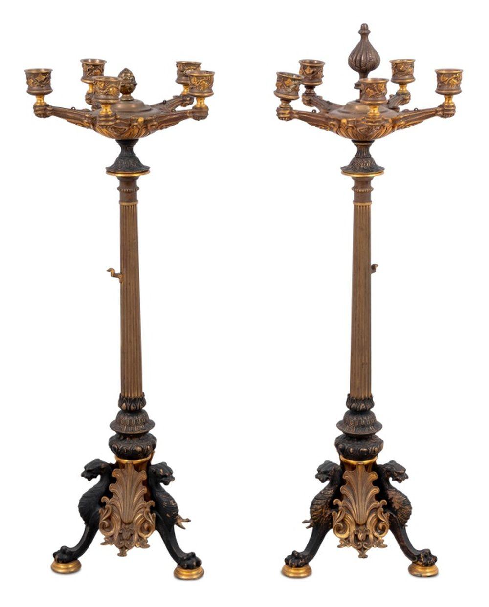 Effet bronze Chandelier de style romain en bronze patiné et doré, paire en vente