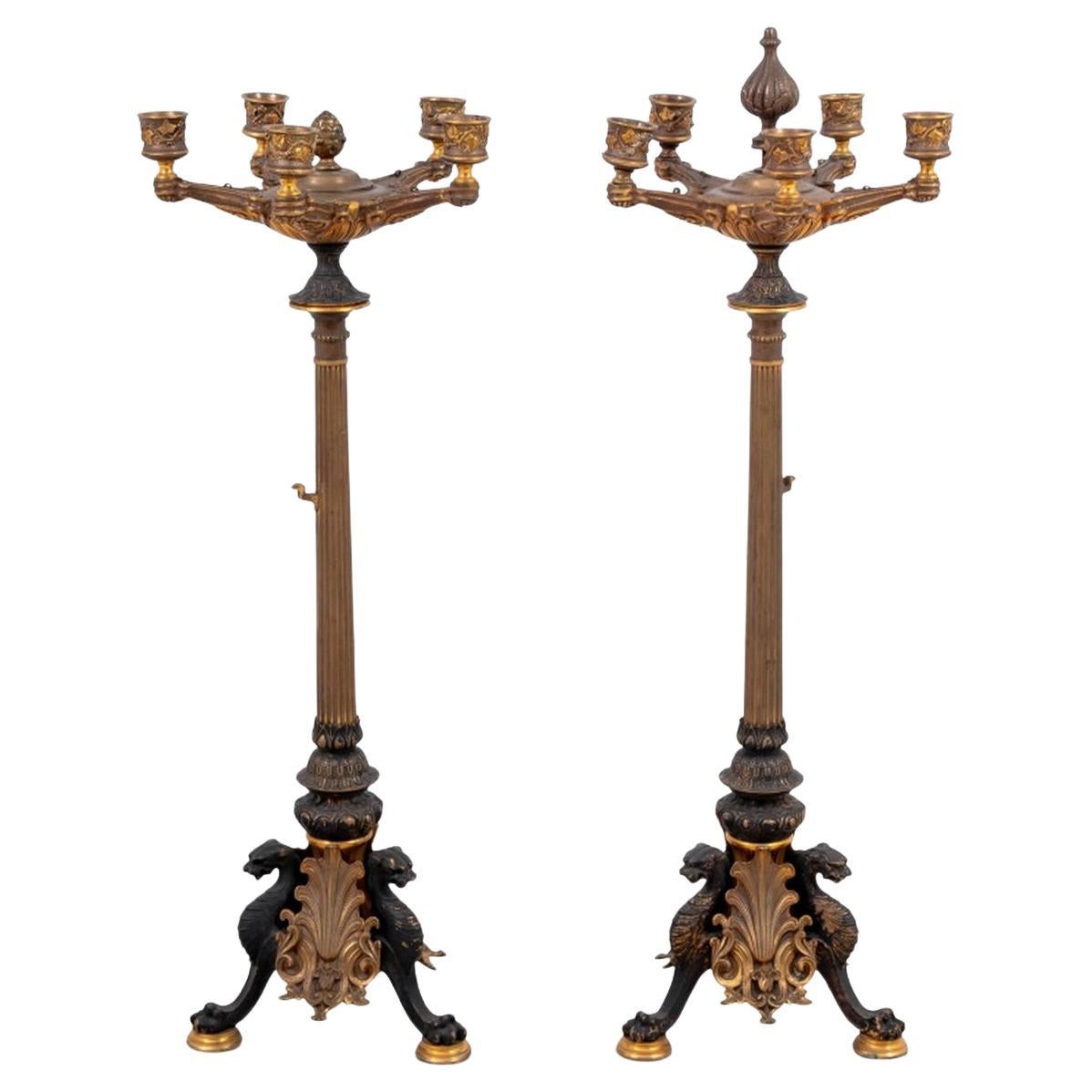 Chandelier de style romain en bronze patiné et doré, paire en vente
