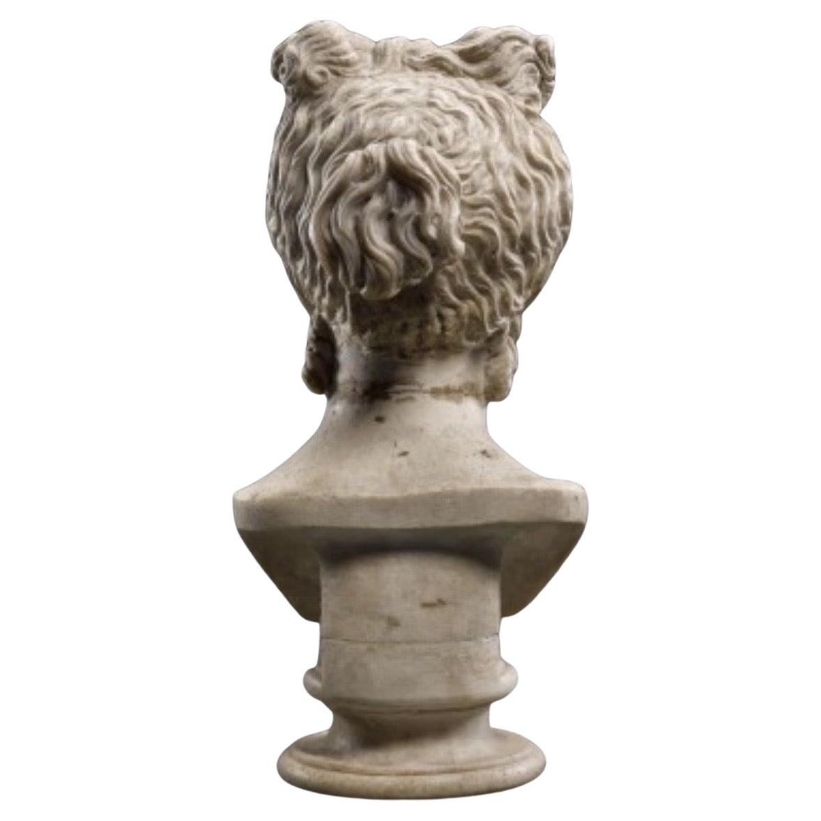 Escultura Busto de Afrodita en mármol de estilo romano Tallado a mano en venta