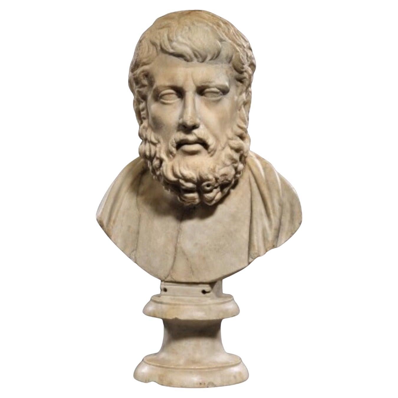Ce buste d'Hermarchos en marbre de style romain restitue admirablement la dignité du philosophe grec de l'Antiquité, élève notable d'Épicure. Sculpté avec précision dans du marbre massif, le buste affiche l'expression pensive du philosophe, avec des
