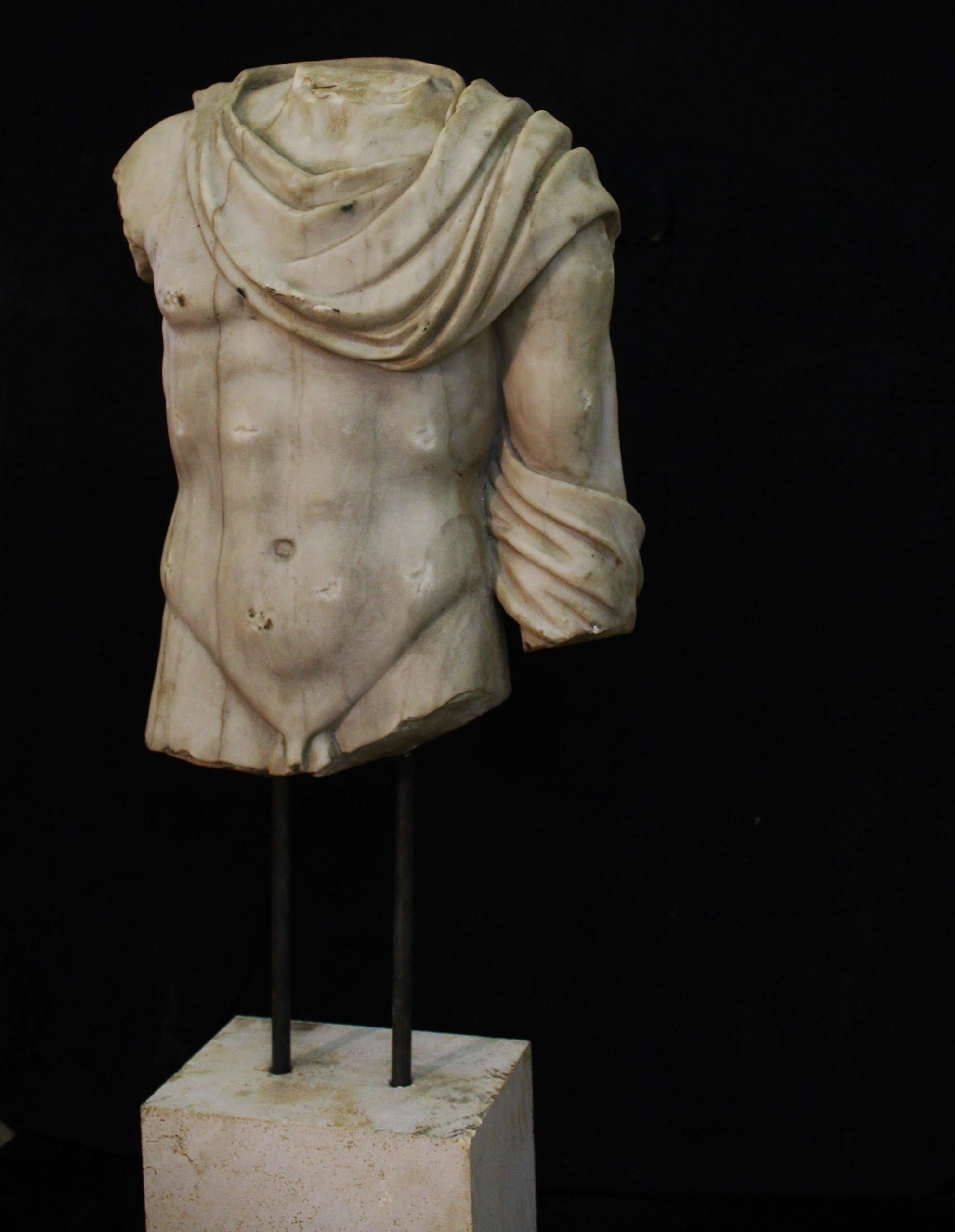 Roman style marble togatus torso, xx century,.ADDITIONAL PHOTOS, INFORMATION OF THE LOT AND QUOTE FOR SHIPPING COST CAN BE REQUEST BY SENDING AN EMAIL