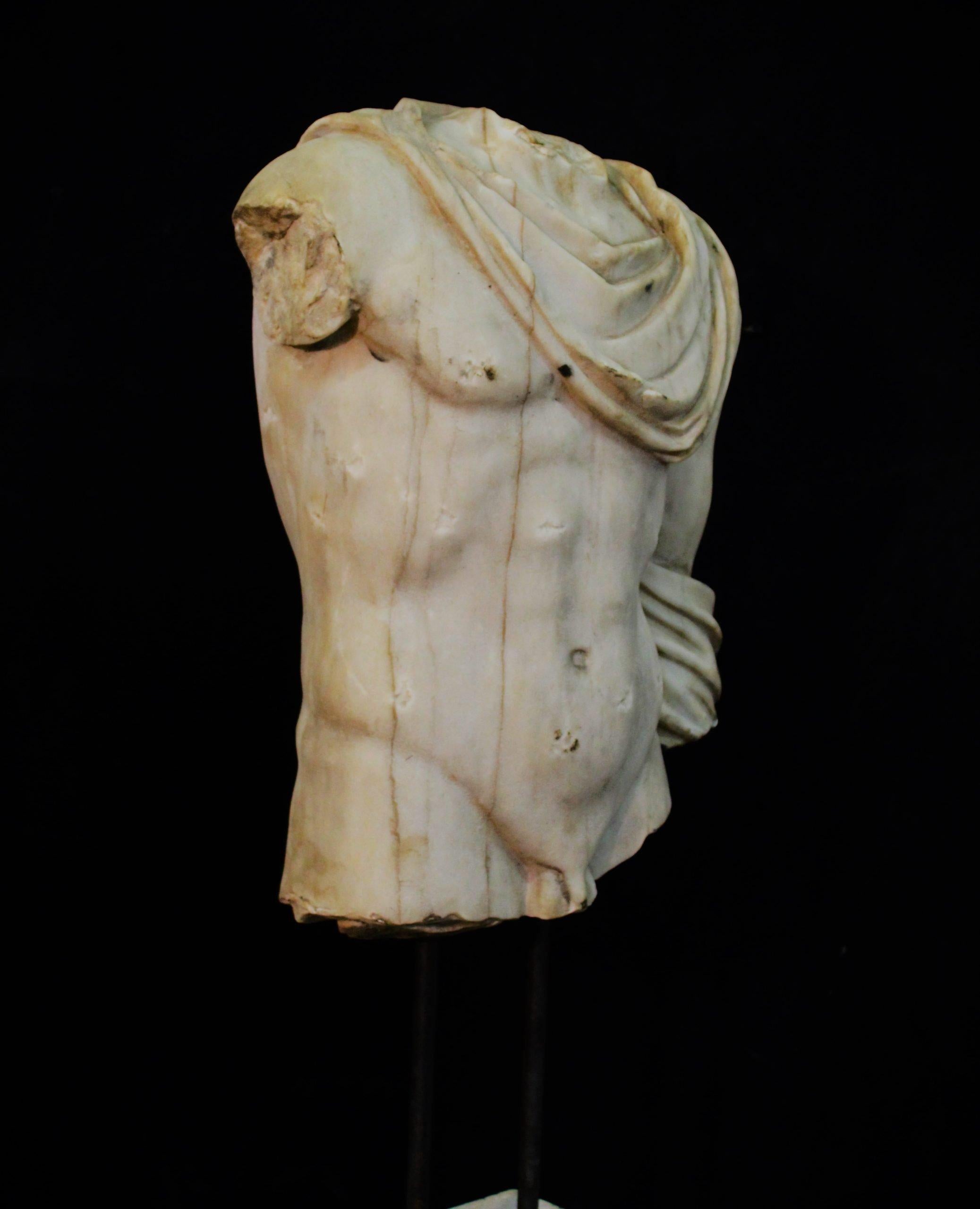 Roman style marble togatus torso In Good Condition For Sale In Rome, IT