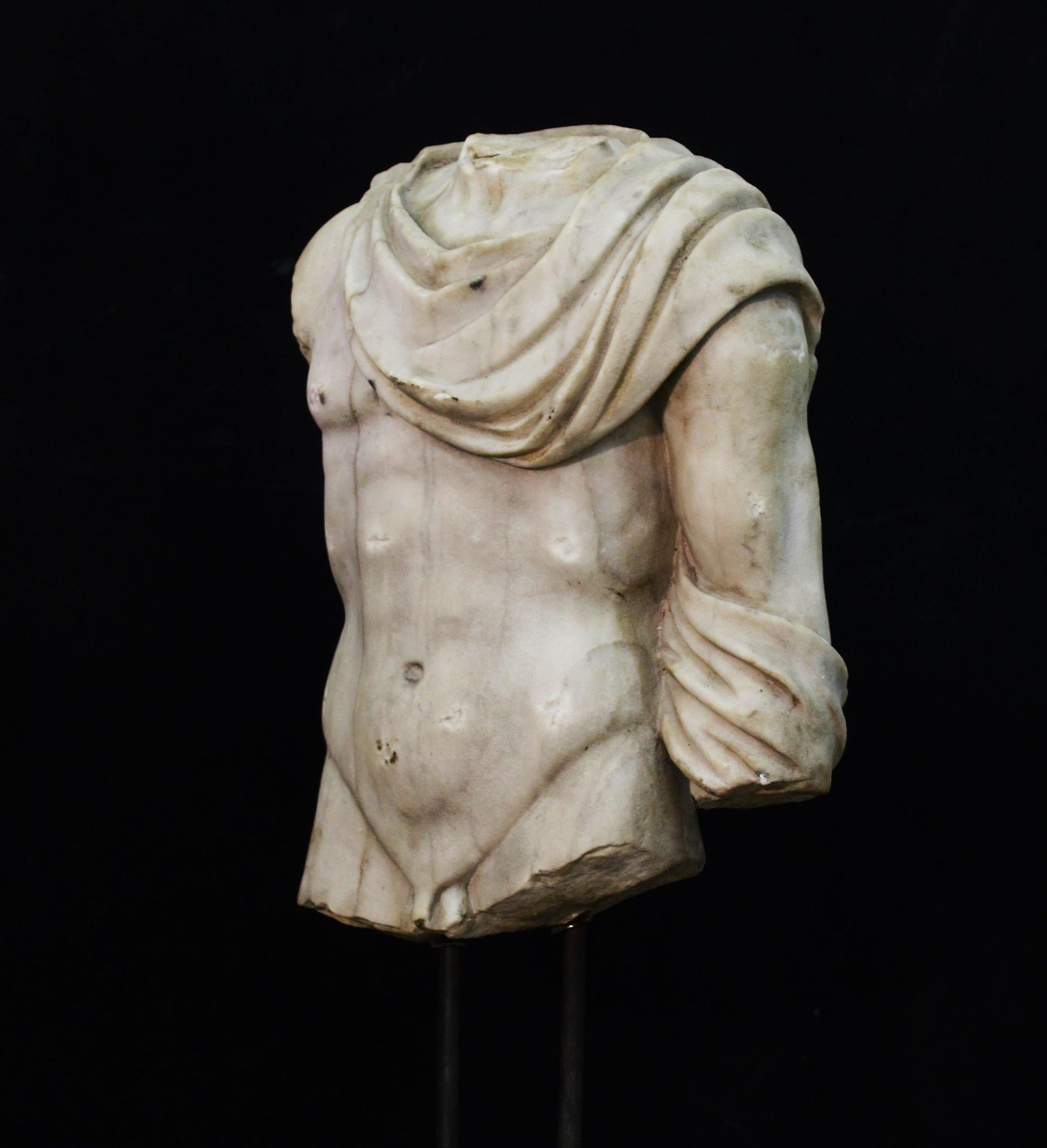 20ième siècle Torse togatus en marbre de style romain en vente