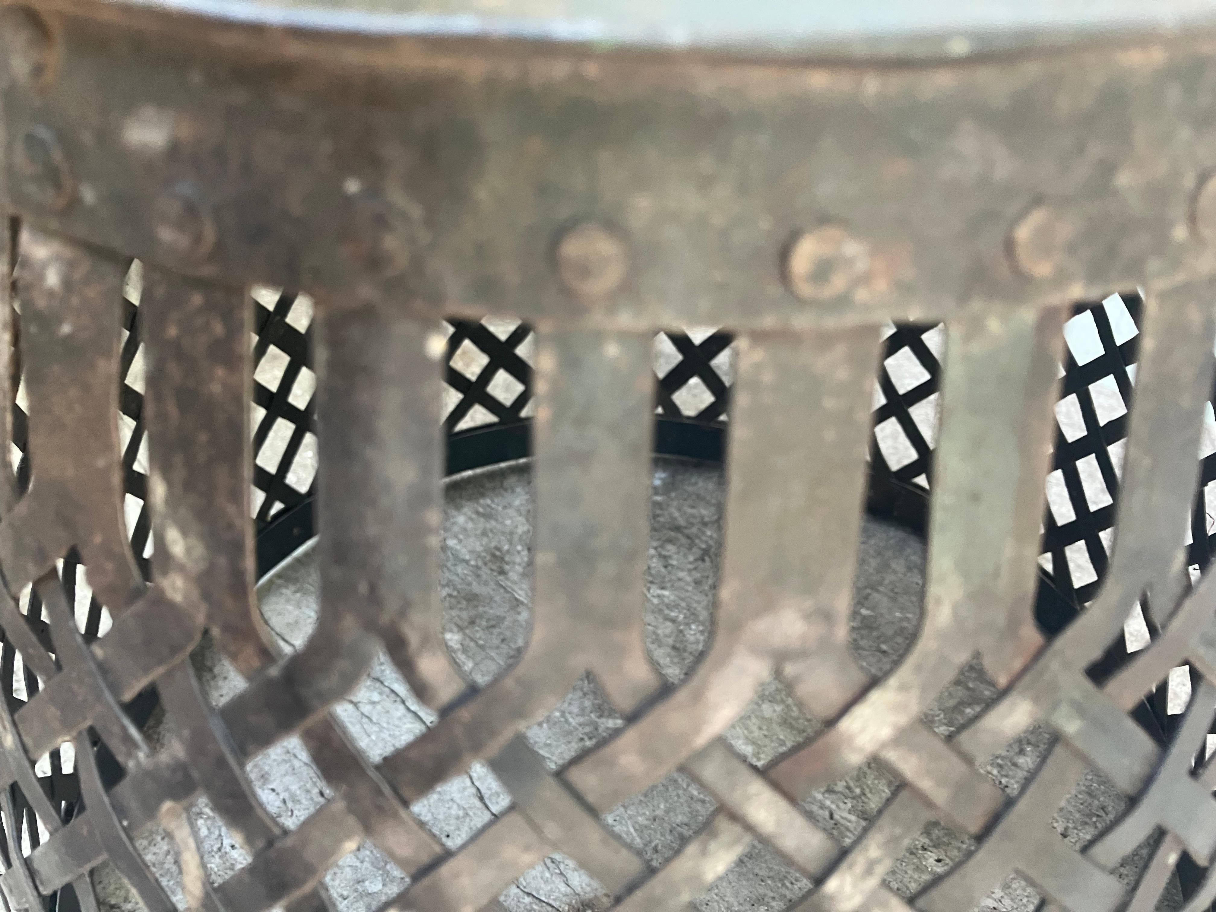 Roman Style Wastebasket In Good Condition For Sale In New York, NY