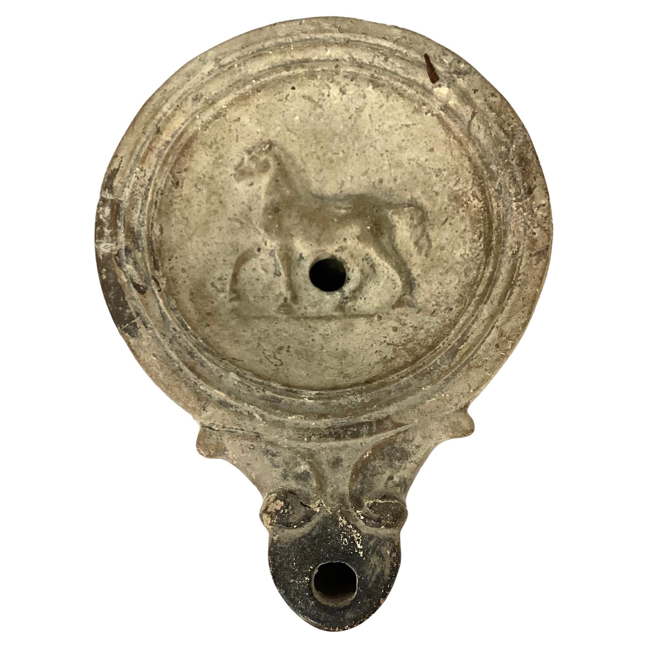 Set di quattro lampade a olio romane in terracotta, utilizzate come alternativa alle candele, risalenti al II secolo d.C. Queste lampade a olio, piccole e compatte, usavano comunemente l'olio d'oliva come combustibile e avevano uno stoppino inserito