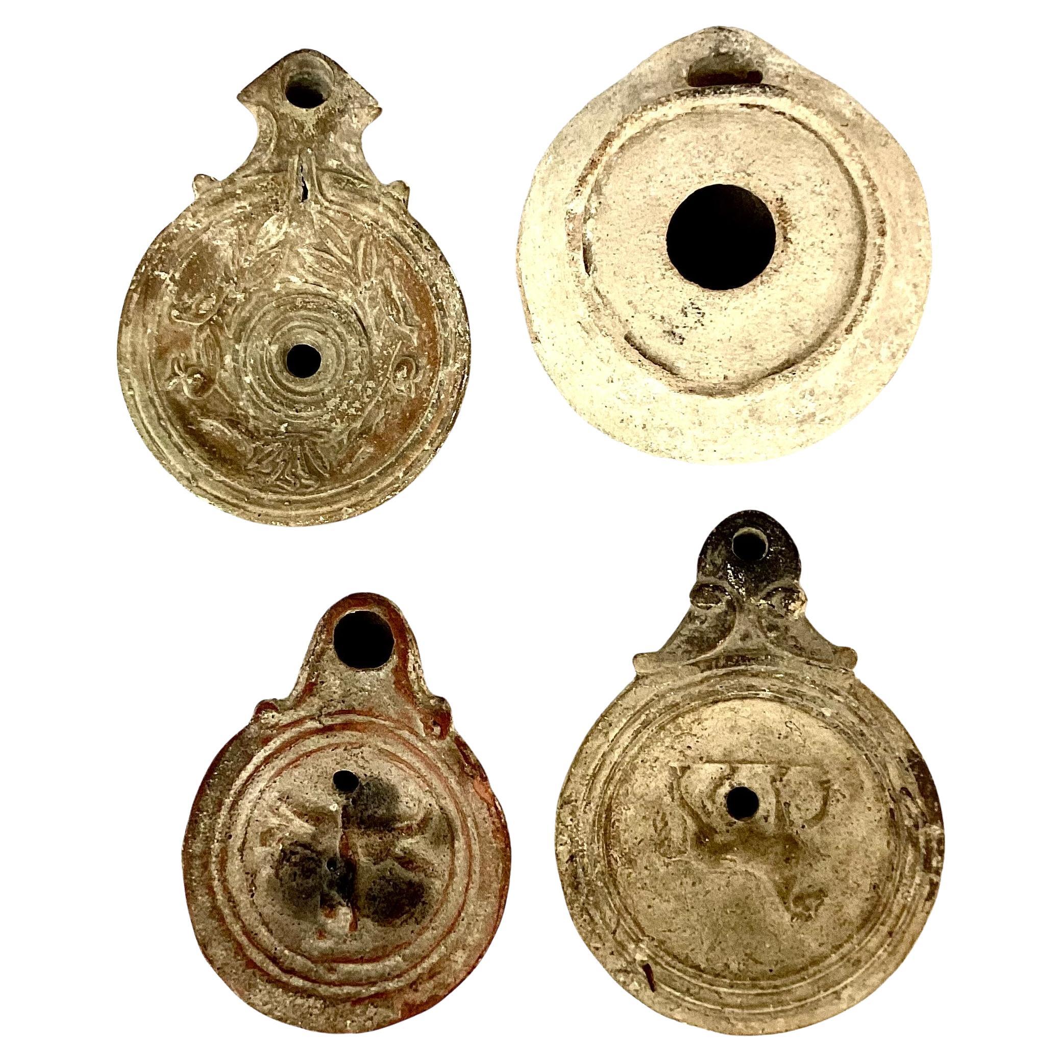 Fino al XVIII secolo Lampade a olio in terracotta romane, set di quattro in vendita