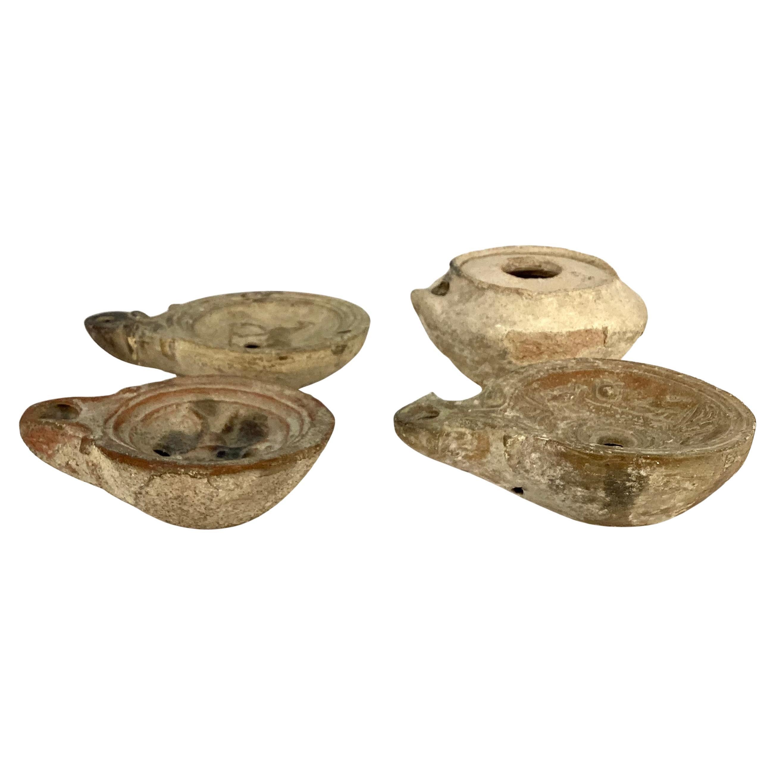 Terracotta Lampade a olio in terracotta romane, set di quattro in vendita