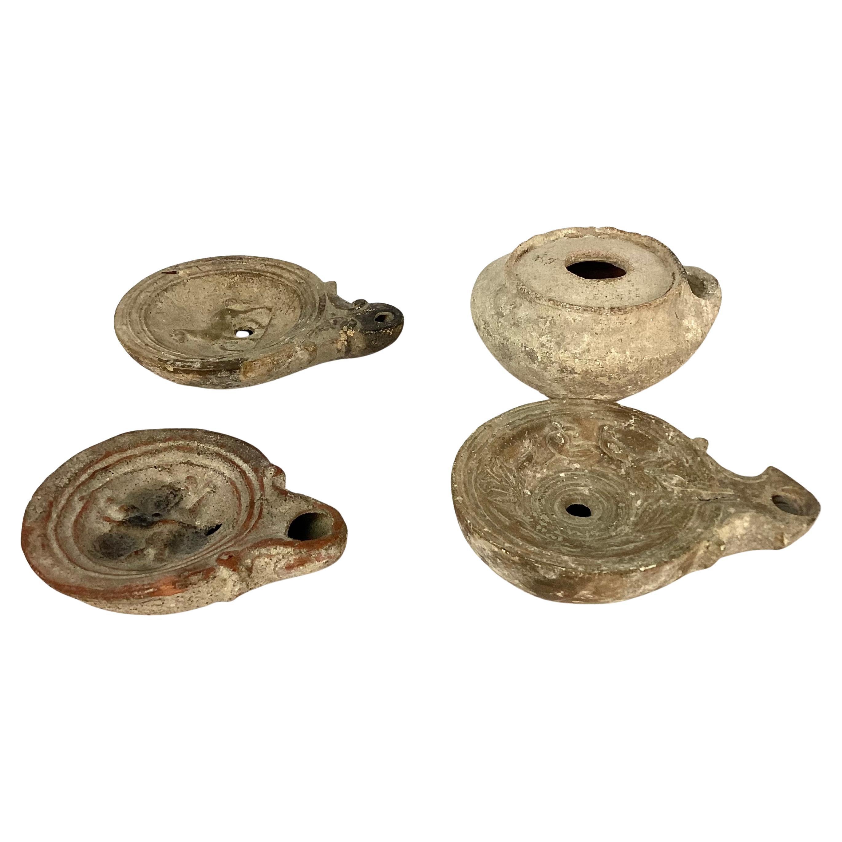 Lampade a olio in terracotta romane, set di quattro in vendita 1