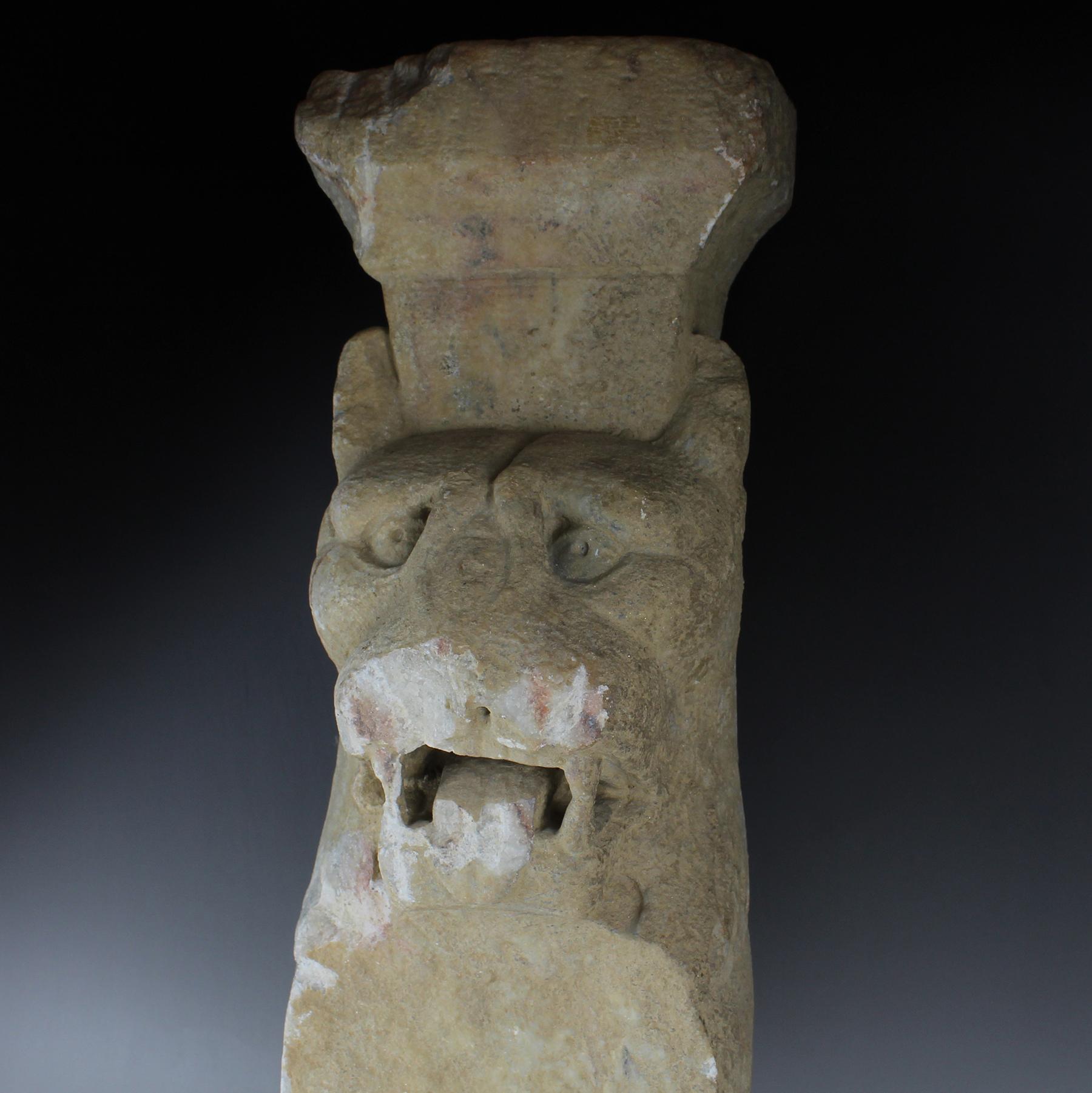 Trapezophorum romain « Pied de table » avec la tête d'une panthère Bon état à EL CAMPELLO, ES