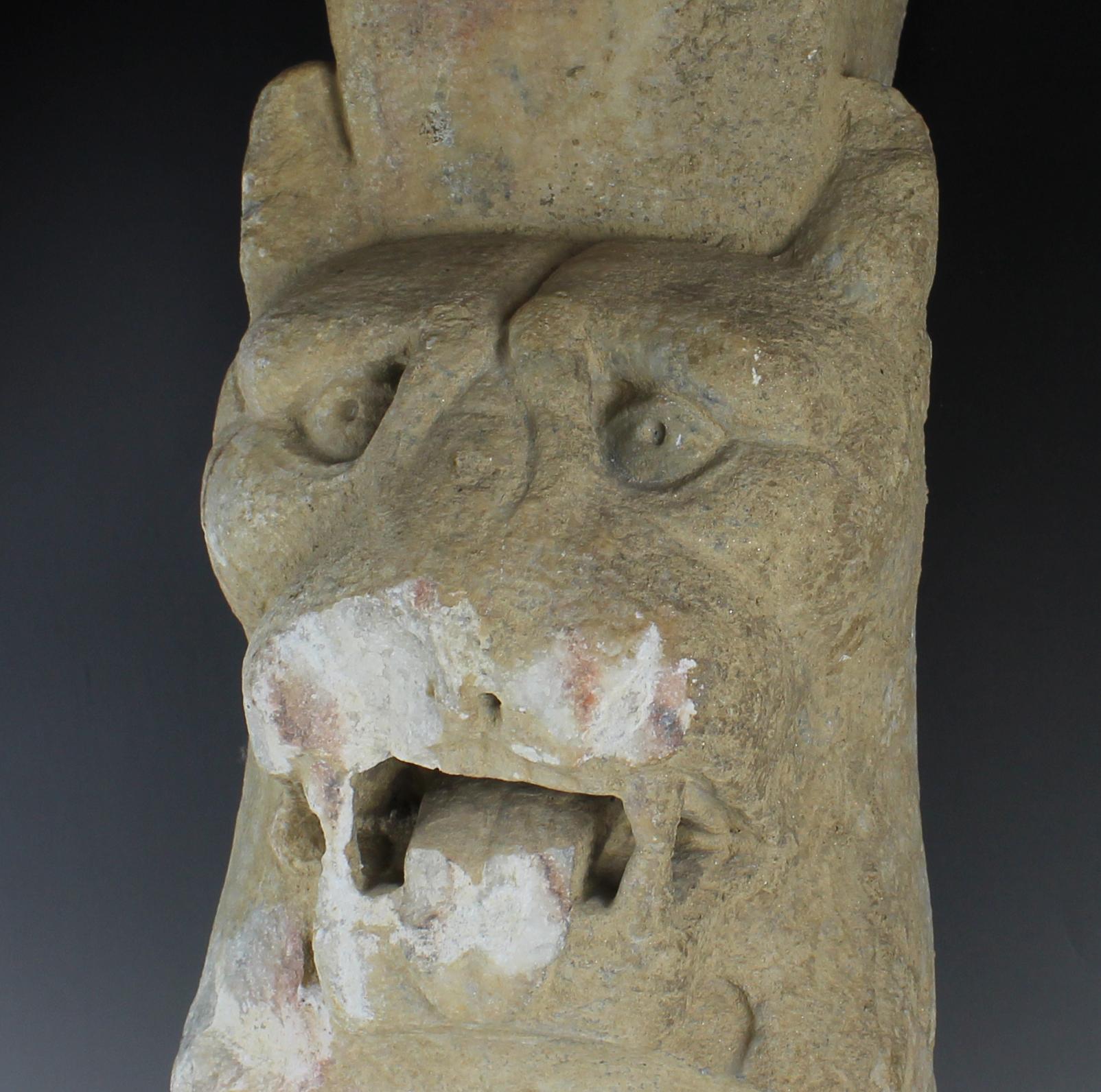 Marbre Trapezophorum romain « Pied de table » avec la tête d'une panthère