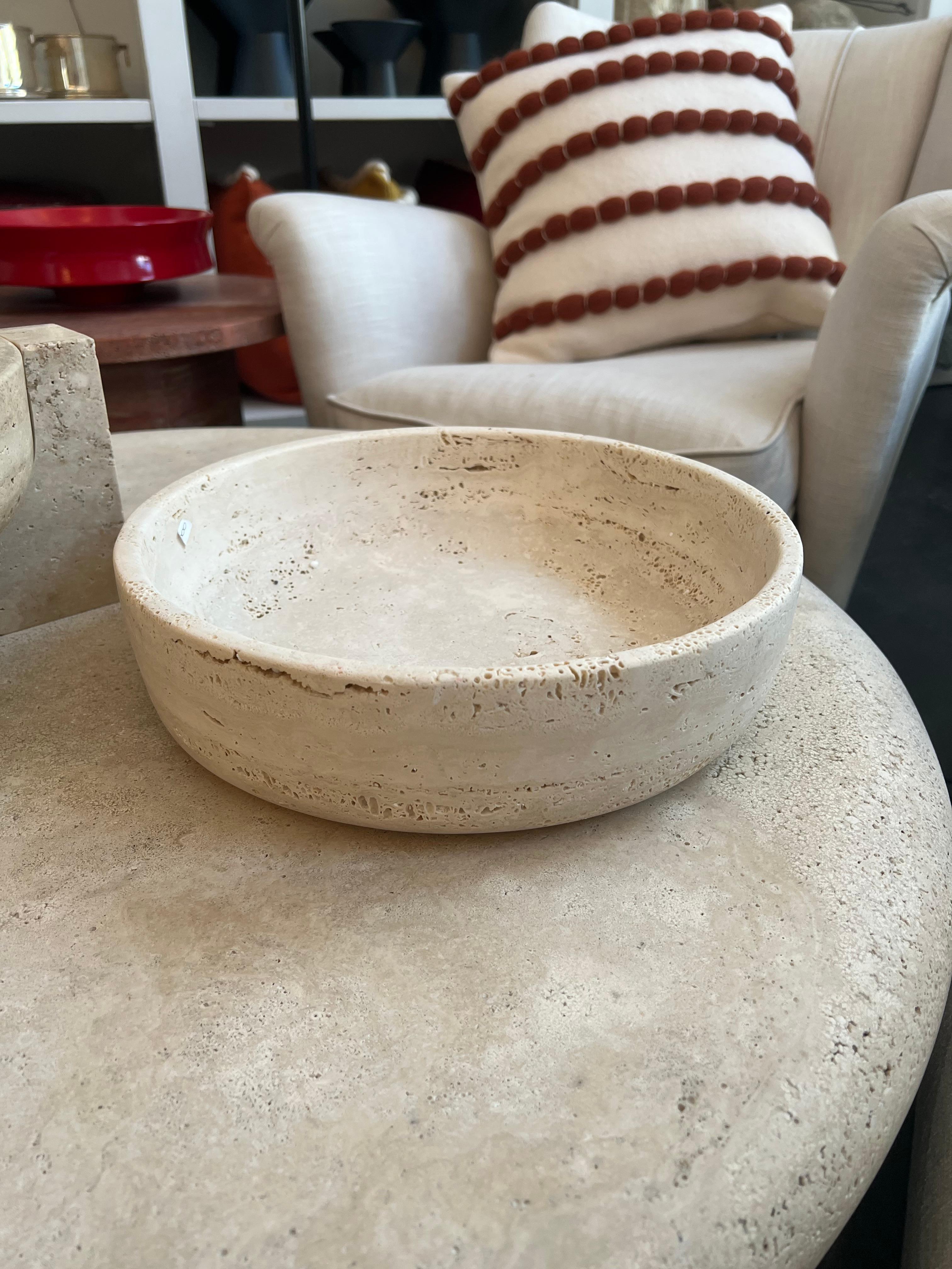 White Roman travertine bowl designed by Le Lampade and made in Italy. 
10 available.
 