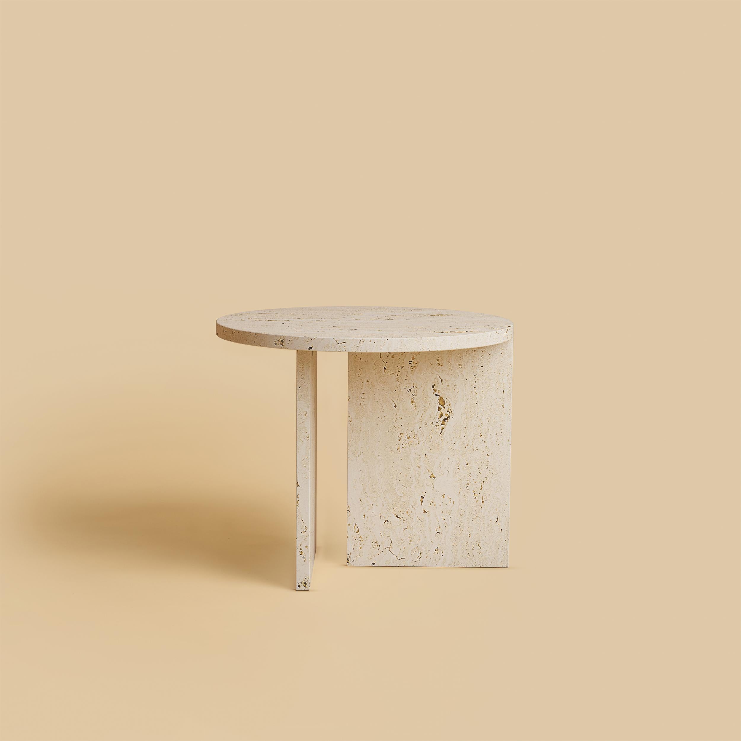 Romanischer Kyushu-Beistelltisch aus Travertin von Lebanto
Abmessungen: B 45 x T 45 x H 39 cm
MATERIALIEN: Marmor.

Lebanto ist ein Ausdruck von Identität, ein Wandteppich aus Träumen, gewebt aus den Fäden ihres Lebens. Ihre Reise begann mit einer
