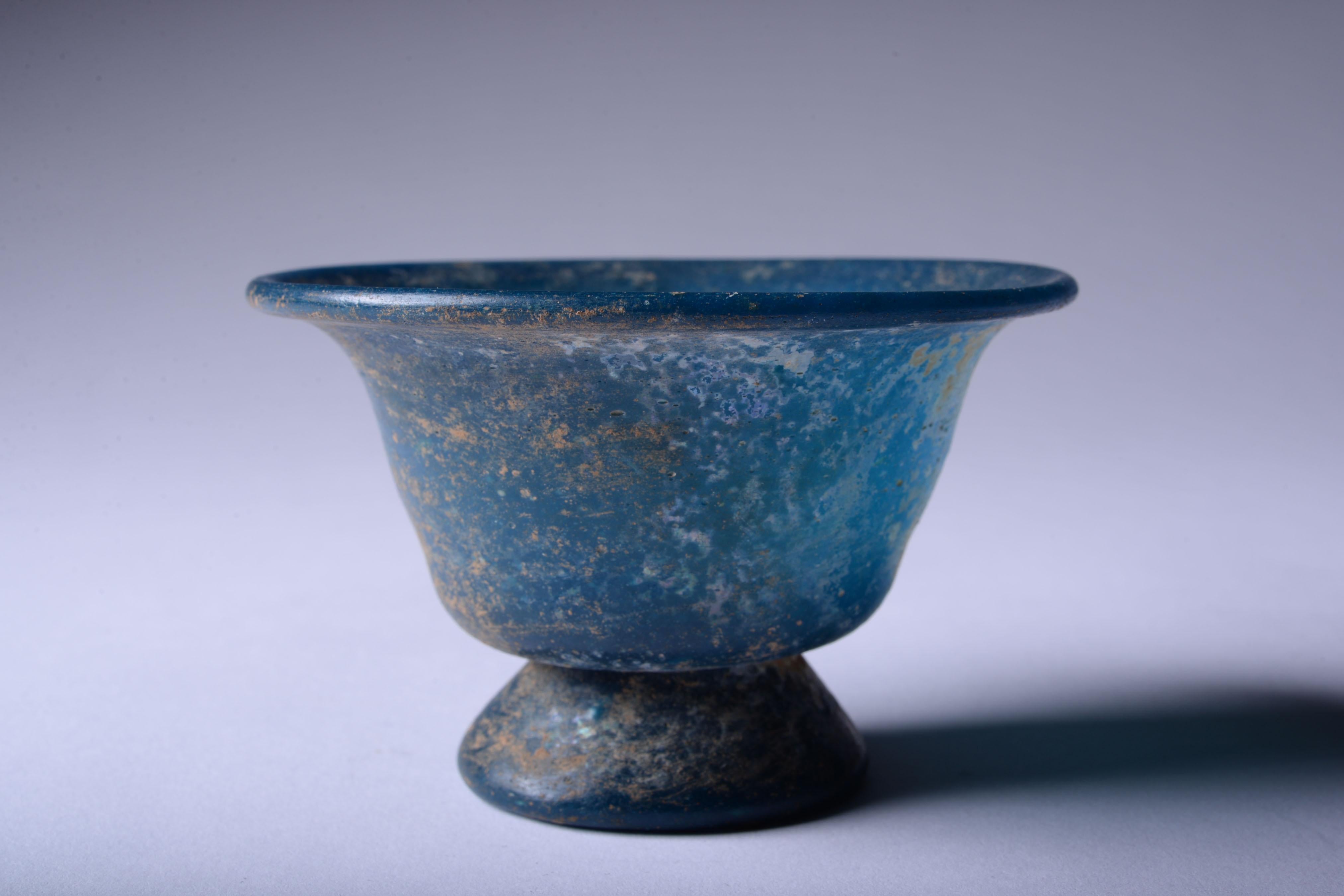 Römischer türkis-blauer Glasbecher im Zustand „Hervorragend“ im Angebot in London, GB