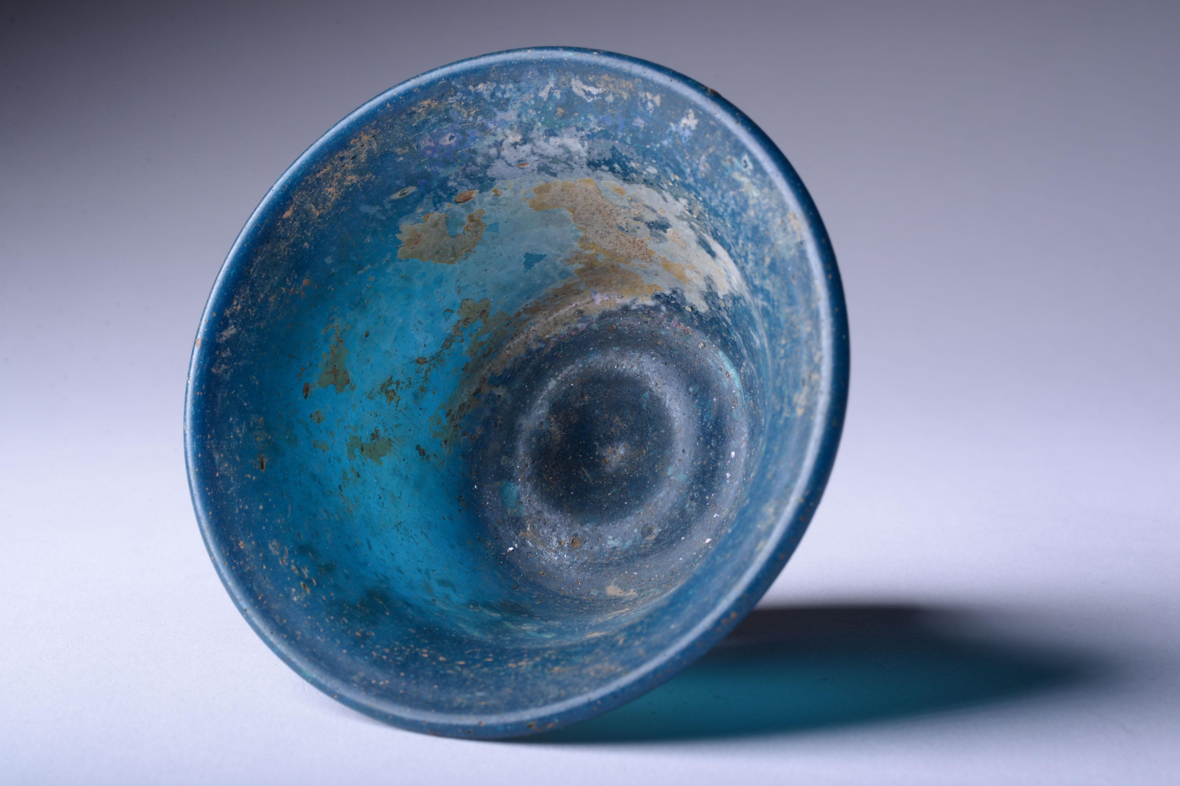 Römischer türkis-blauer Glasbecher im Angebot 1