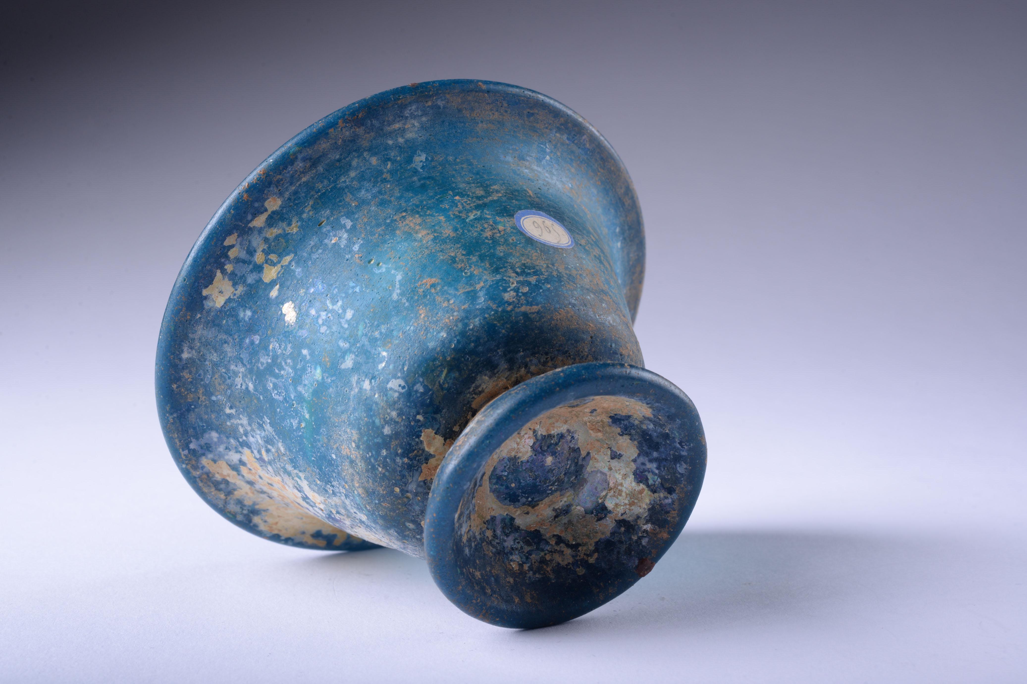 Römischer türkis-blauer Glasbecher im Angebot 2