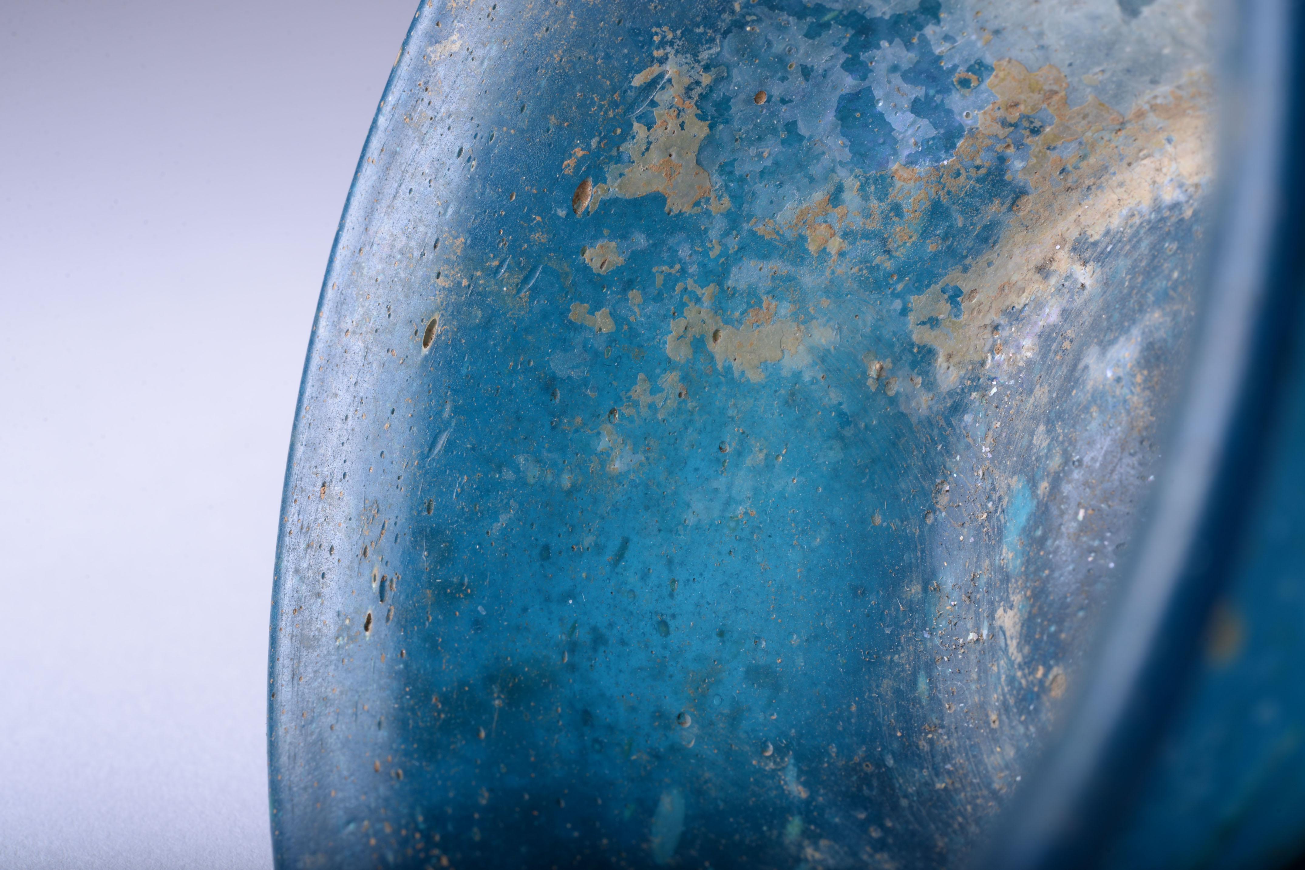 Römischer türkis-blauer Glasbecher im Angebot 3