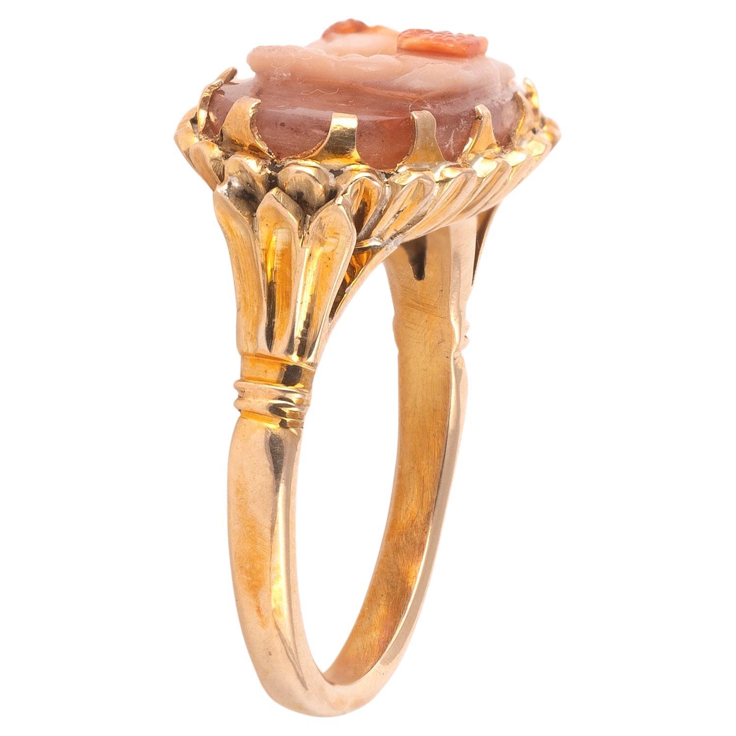 Camée romain représentant deux putti en agate rose monté sur un anneau d'or 3e-4e siècle ADS.
Pierre dure avec deux putti en agate rosâtre, représentés debout les bras levés, un panier au premier plan dans des montures à collet en or 18kt.
La taille
