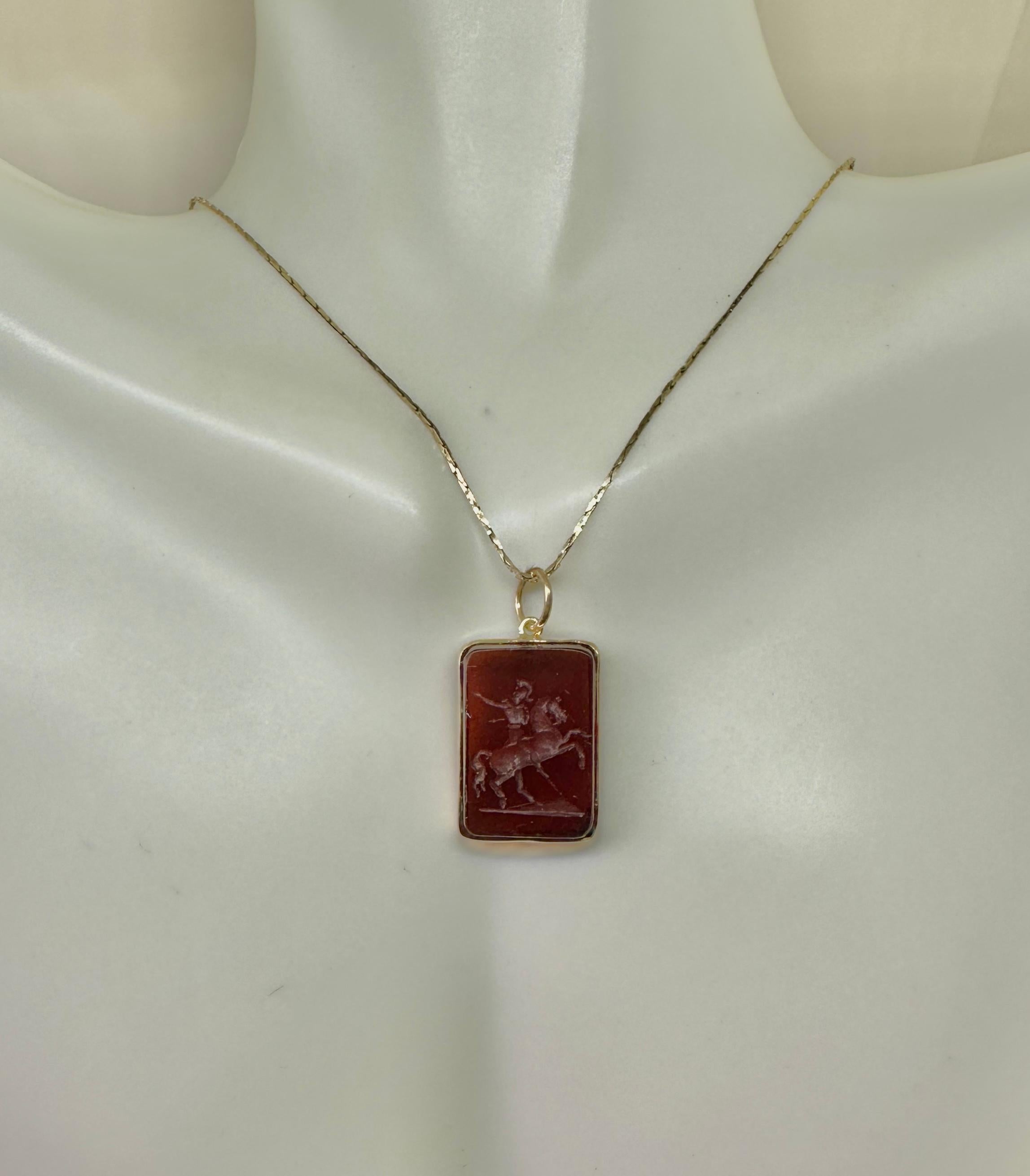 Taille portrait Collier avec pendentif en intaille de cornaline Guerrier romain à cheval 14K Or Victorien en vente