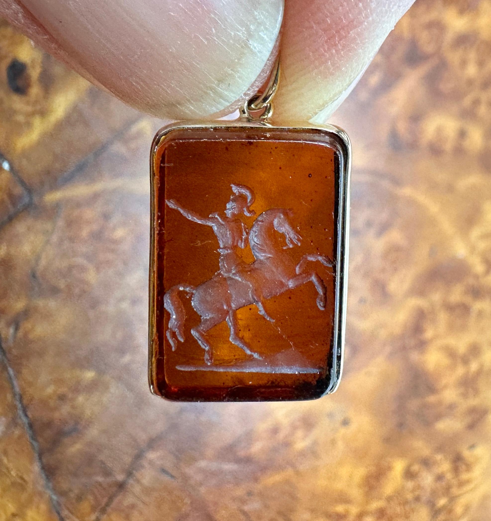 Collier avec pendentif en intaille de cornaline Guerrier romain à cheval 14K Or Victorien Excellent état - En vente à New York, NY