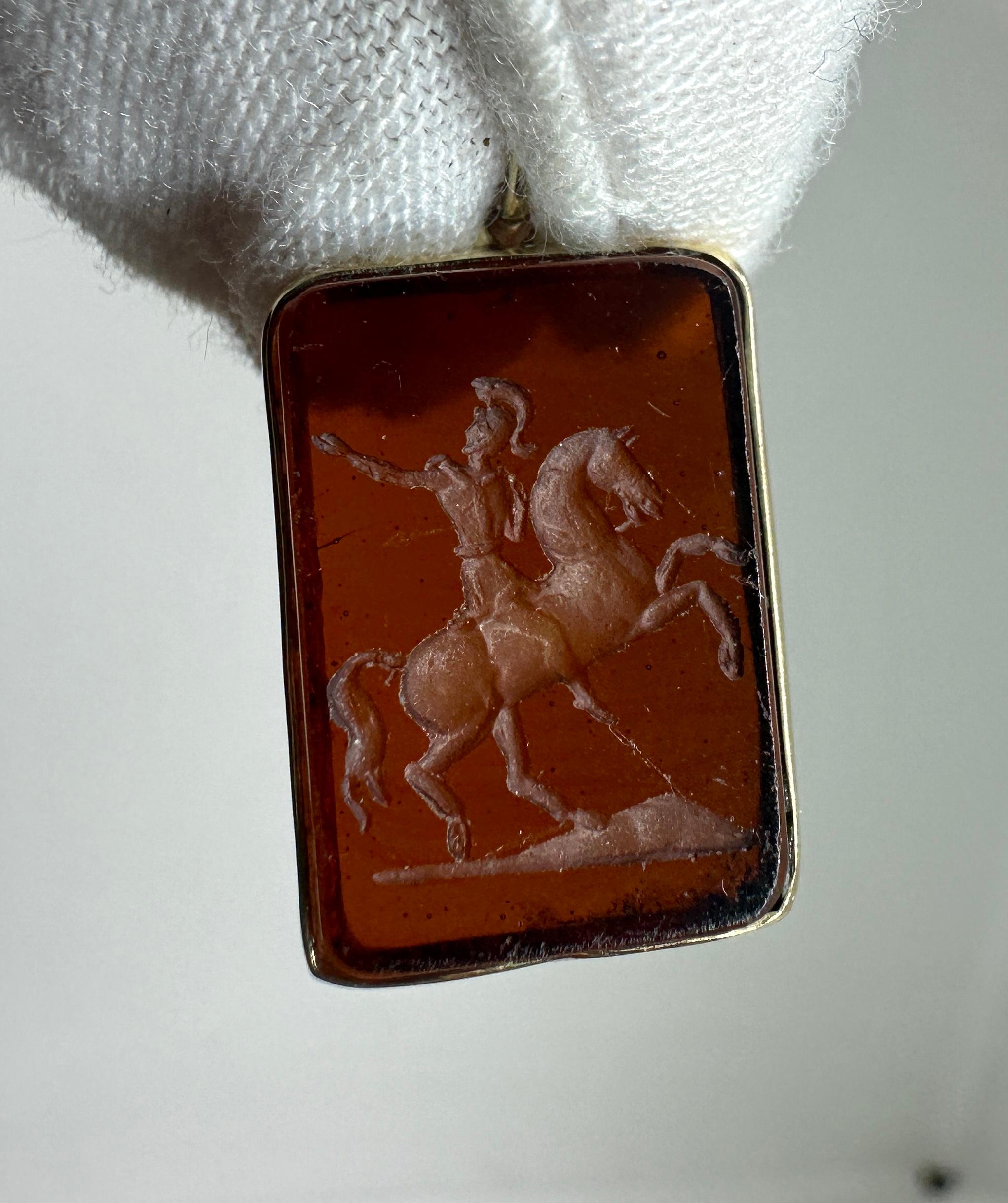 Collier avec pendentif en intaille de cornaline Guerrier romain à cheval 14K Or Victorien en vente 1