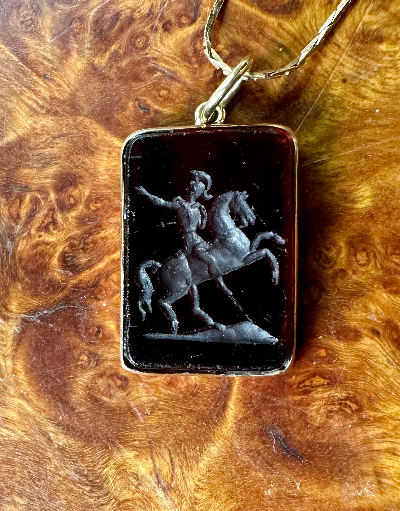 Collier avec pendentif en intaille de cornaline Guerrier romain à cheval 14K Or Victorien en vente 3