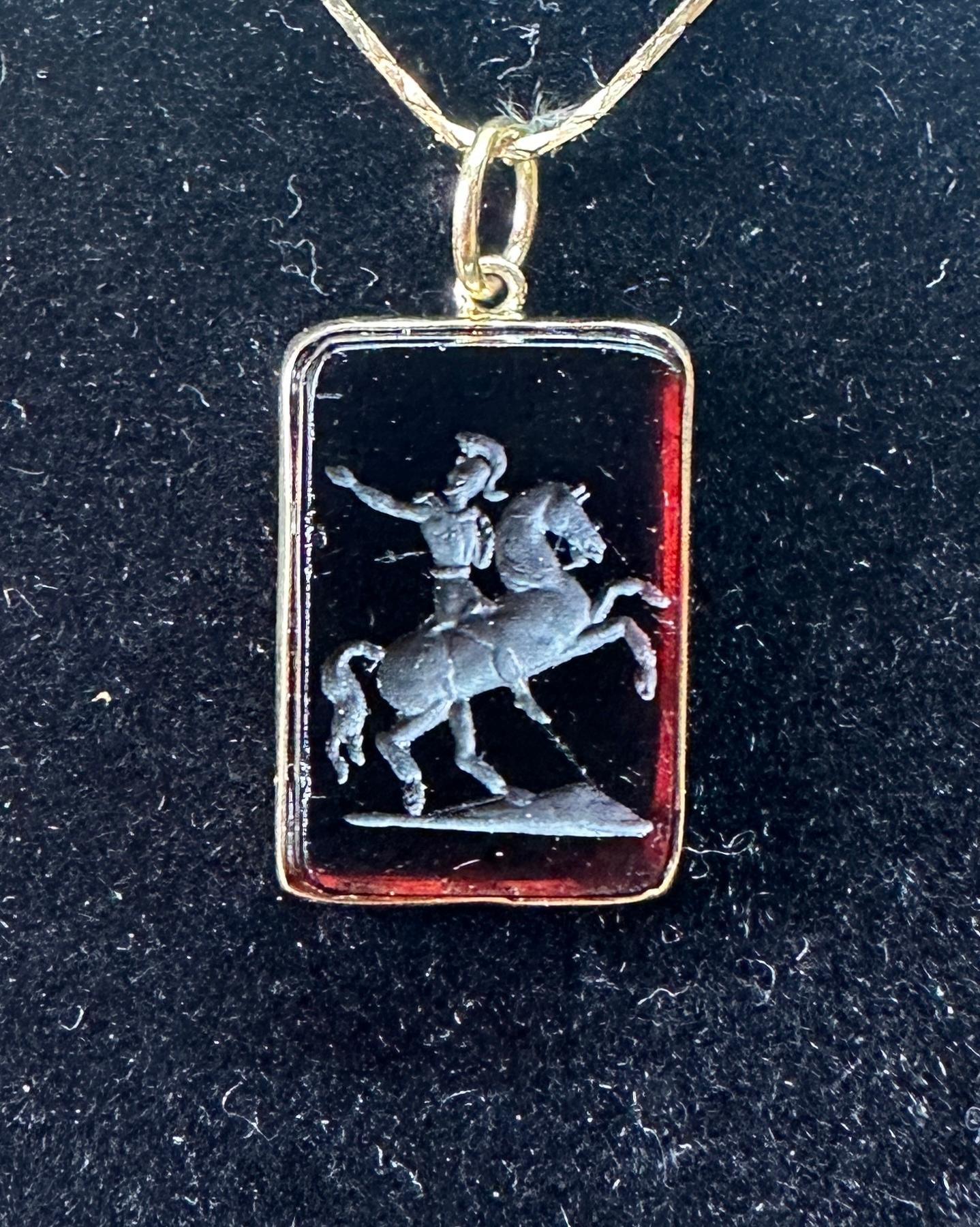Collier avec pendentif en intaille de cornaline Guerrier romain à cheval 14K Or Victorien en vente 4