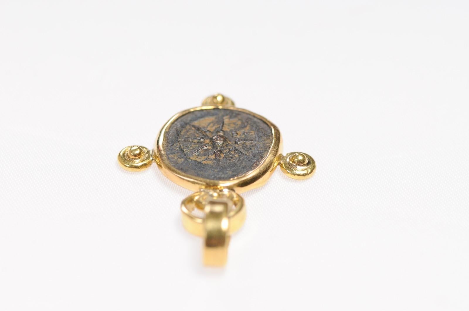 Coin Mite de la veuve romaine, pendentif en or 22 carats (pendant uniquement) en vente 6