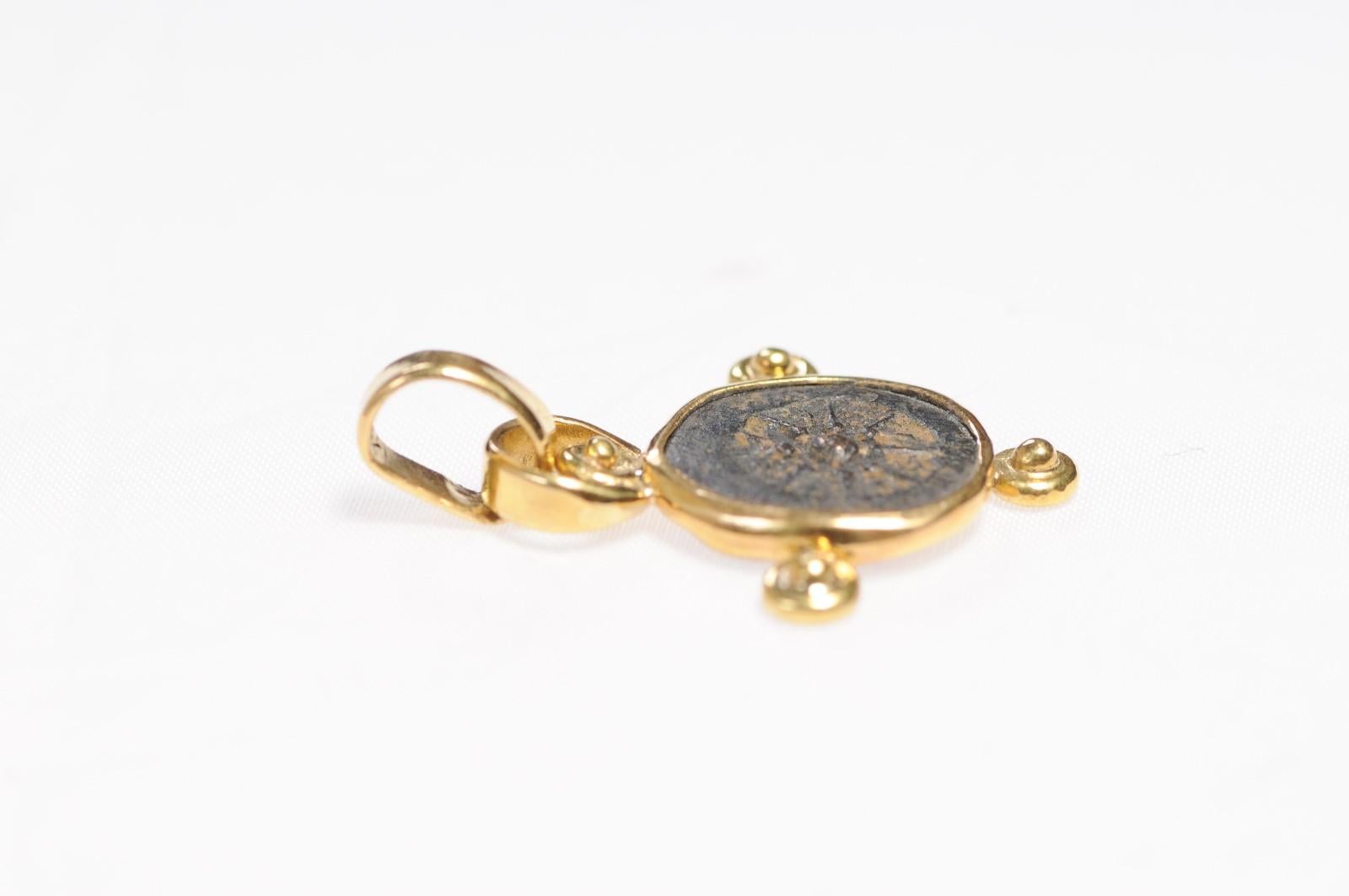 Coin Mite de la veuve romaine, pendentif en or 22 carats (pendant uniquement) en vente 3