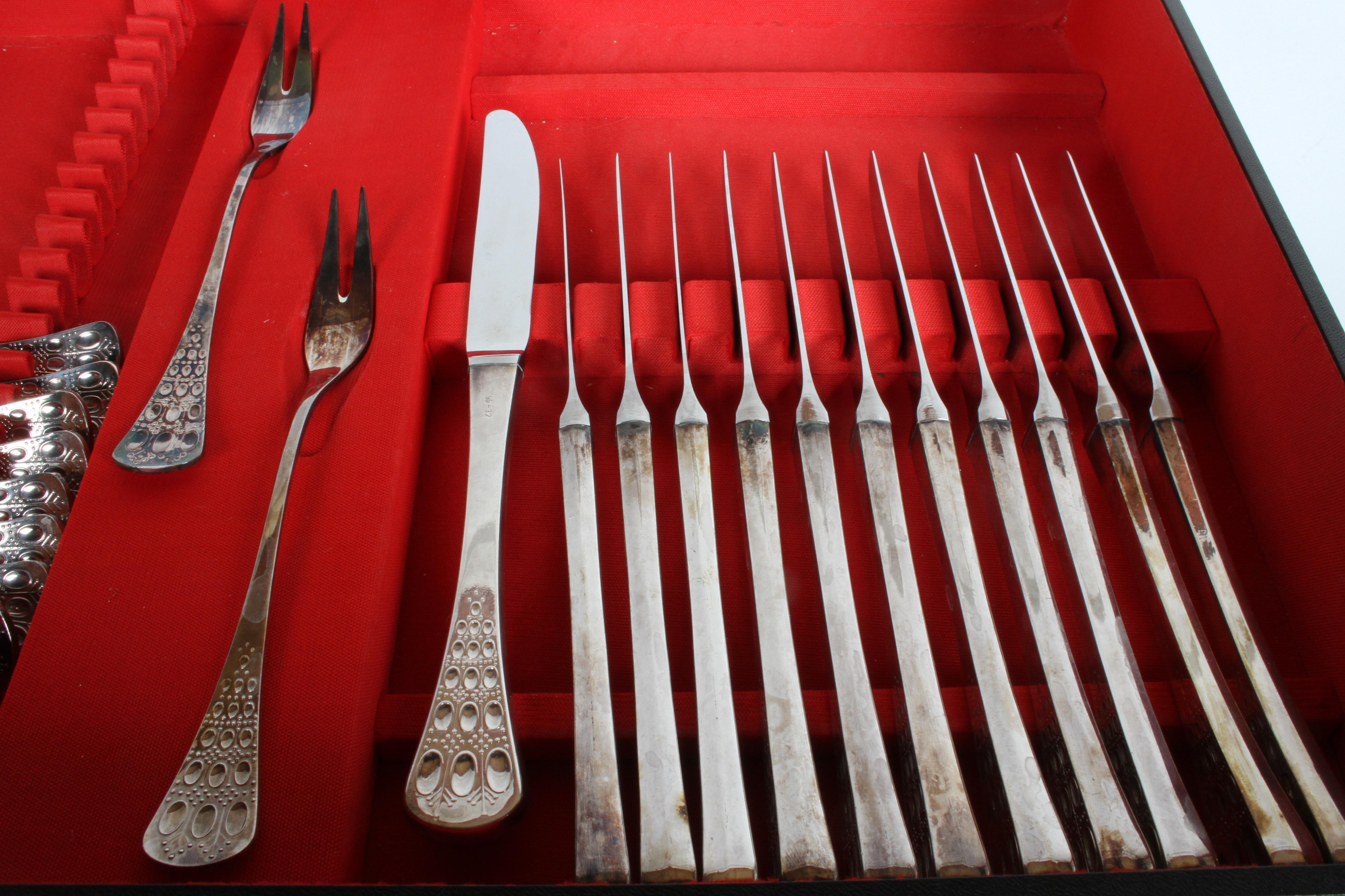 Romance, Bijorn Windblad Rosenthal Silverplate Flatware for 12 with Case 79 Pcs For Sale 8