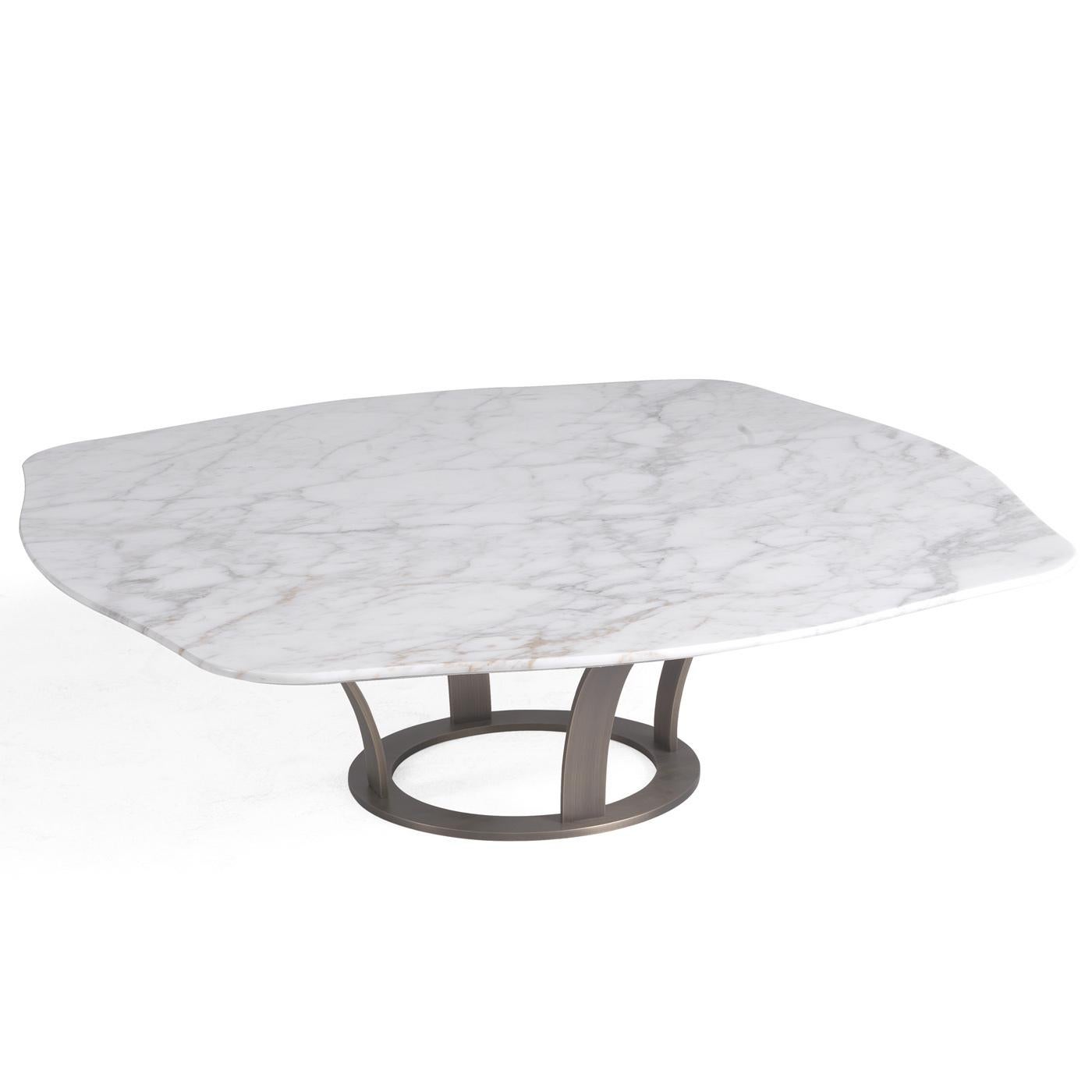 A simple design enhanced by refined materials, this coffee table boasts a splendid top in Calacatta gold marble, showcasing natural veins and elegant shades. The supporting structure is composed of four curved legs resting on a circular base in