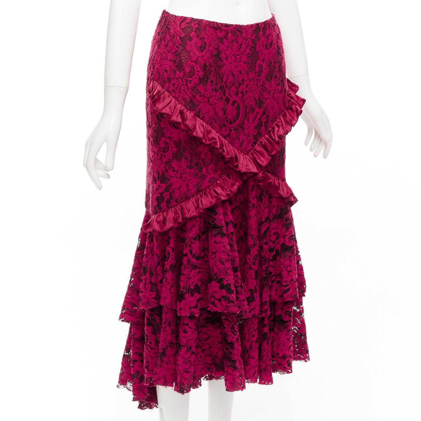 ROMANCE WAS BORN roter Midirock aus Baumwoll-Seidenmischung und Blumenspitze mit schrägem Rüschen AUS8 S (Rot) im Angebot