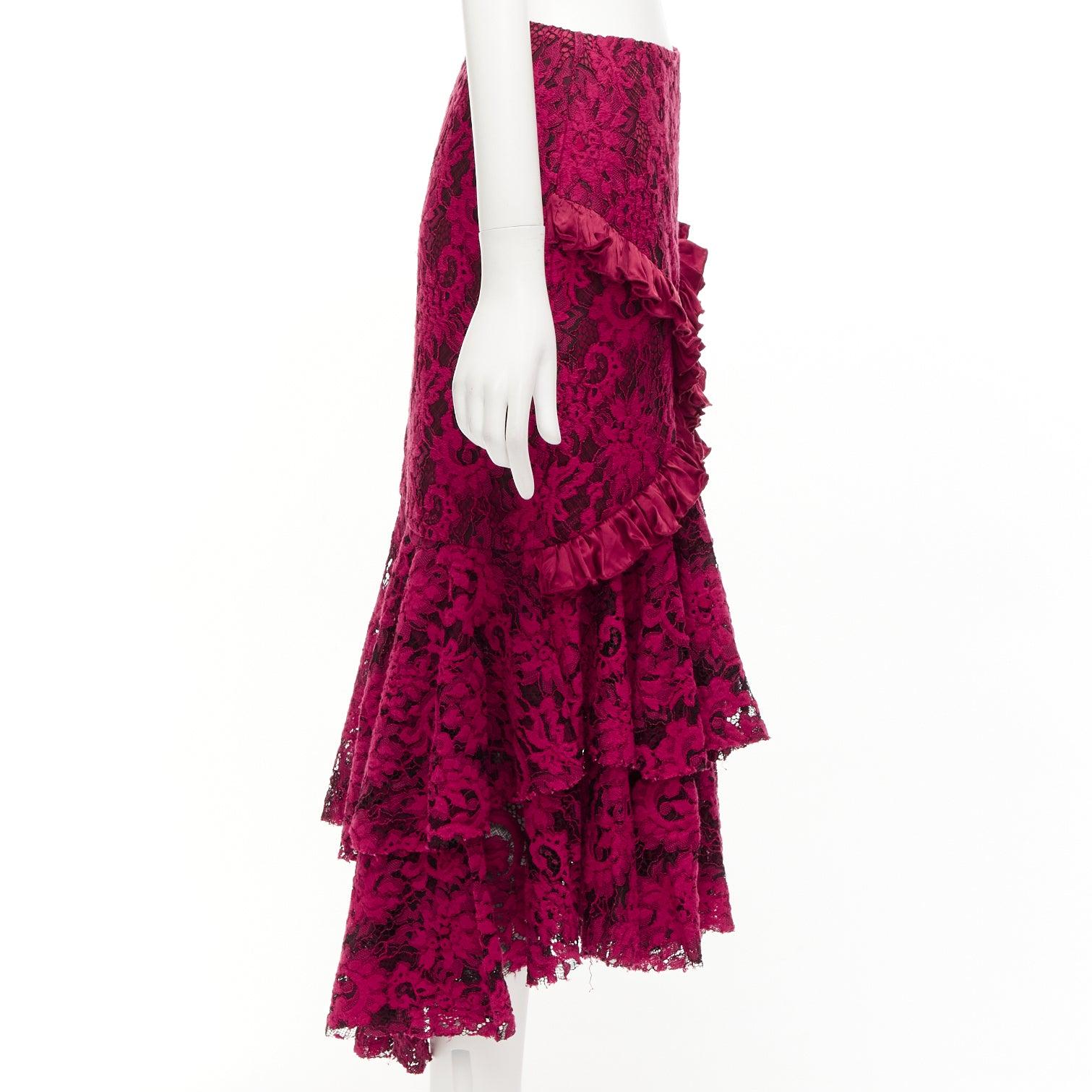 ROMANCE WAS BORN roter Midirock aus Baumwoll-Seidenmischung und Blumenspitze mit schrägem Rüschen AUS8 S im Zustand „Hervorragend“ im Angebot in Hong Kong, NT