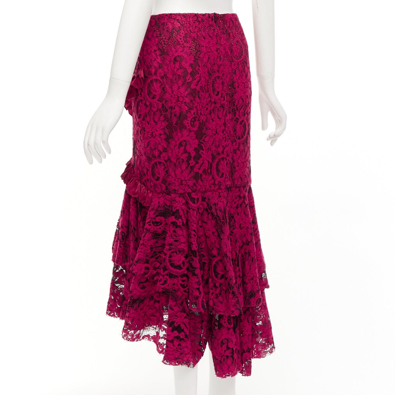 ROMANCE WAS BORN roter Midirock aus Baumwoll-Seidenmischung und Blumenspitze mit schrägem Rüschen AUS8 S im Angebot 1