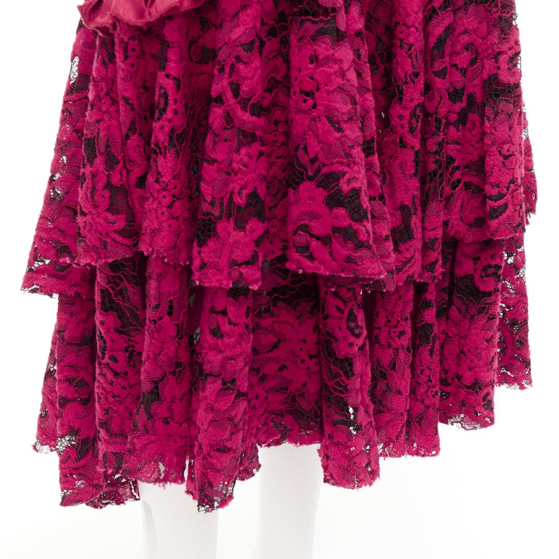 ROMANCE WAS BORN roter Midirock aus Baumwoll-Seidenmischung und Blumenspitze mit schrägem Rüschen AUS8 S im Angebot 2