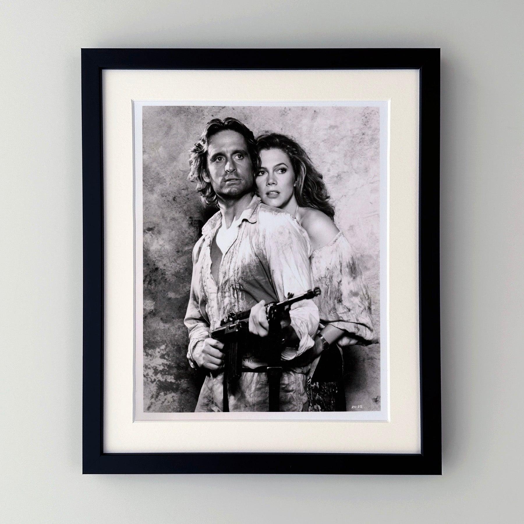 Photo publicitaire originale de 8x10 inches pour Romancing the Stone (1984) avec Michael Douglas, Kathleen Turner et Danny DeVito et réalisé par Robert Zemeckis.

Les photos de publicité (film/production) ont été créées pour aider les studios à
