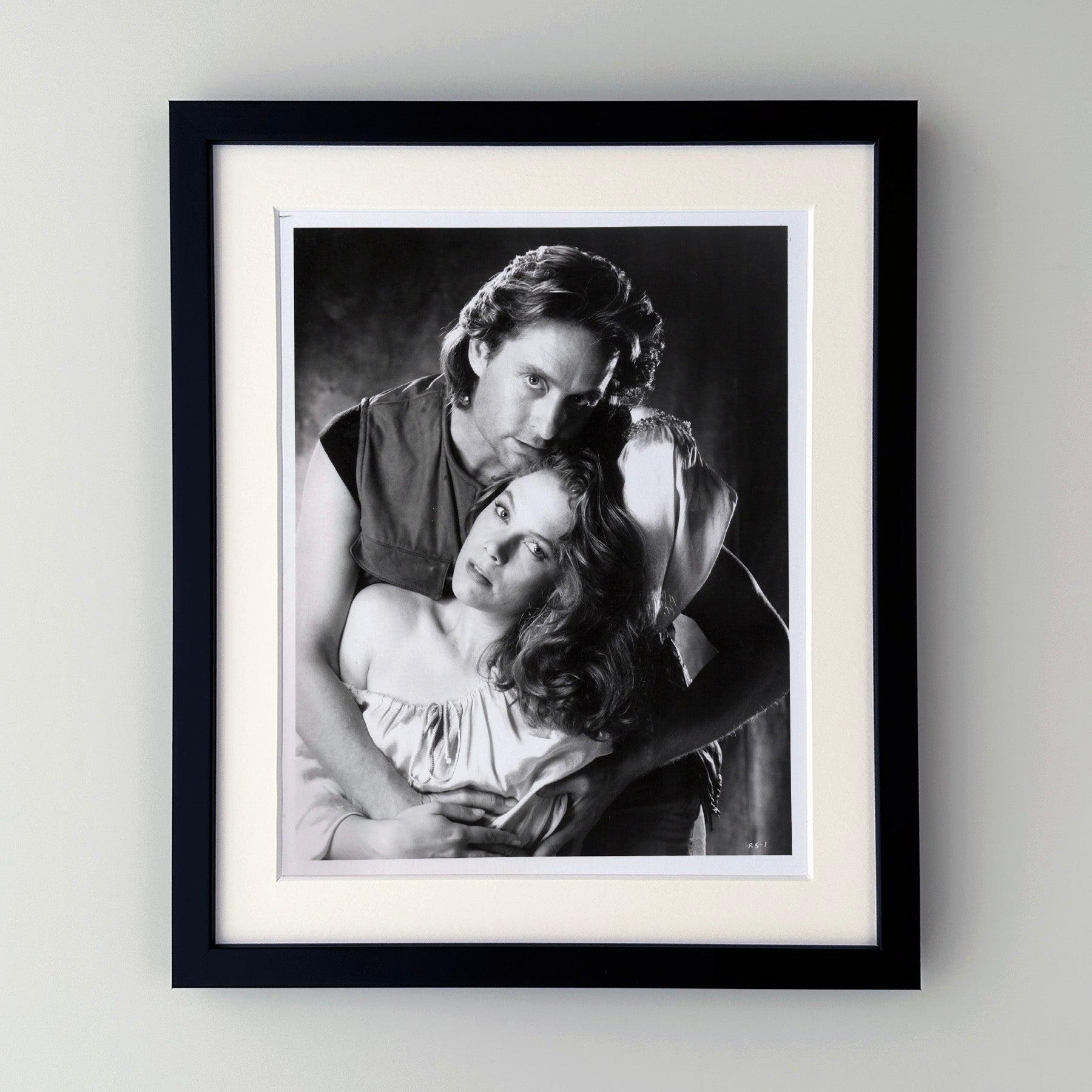 Photo publicitaire originale de 8x10 inches pour Romancing the Stone (1984) avec Michael Douglas, Kathleen Turner et Danny DeVito et réalisé par Robert Zemeckis.

Les photos de publicité (film/production) ont été créées pour aider les studios à
