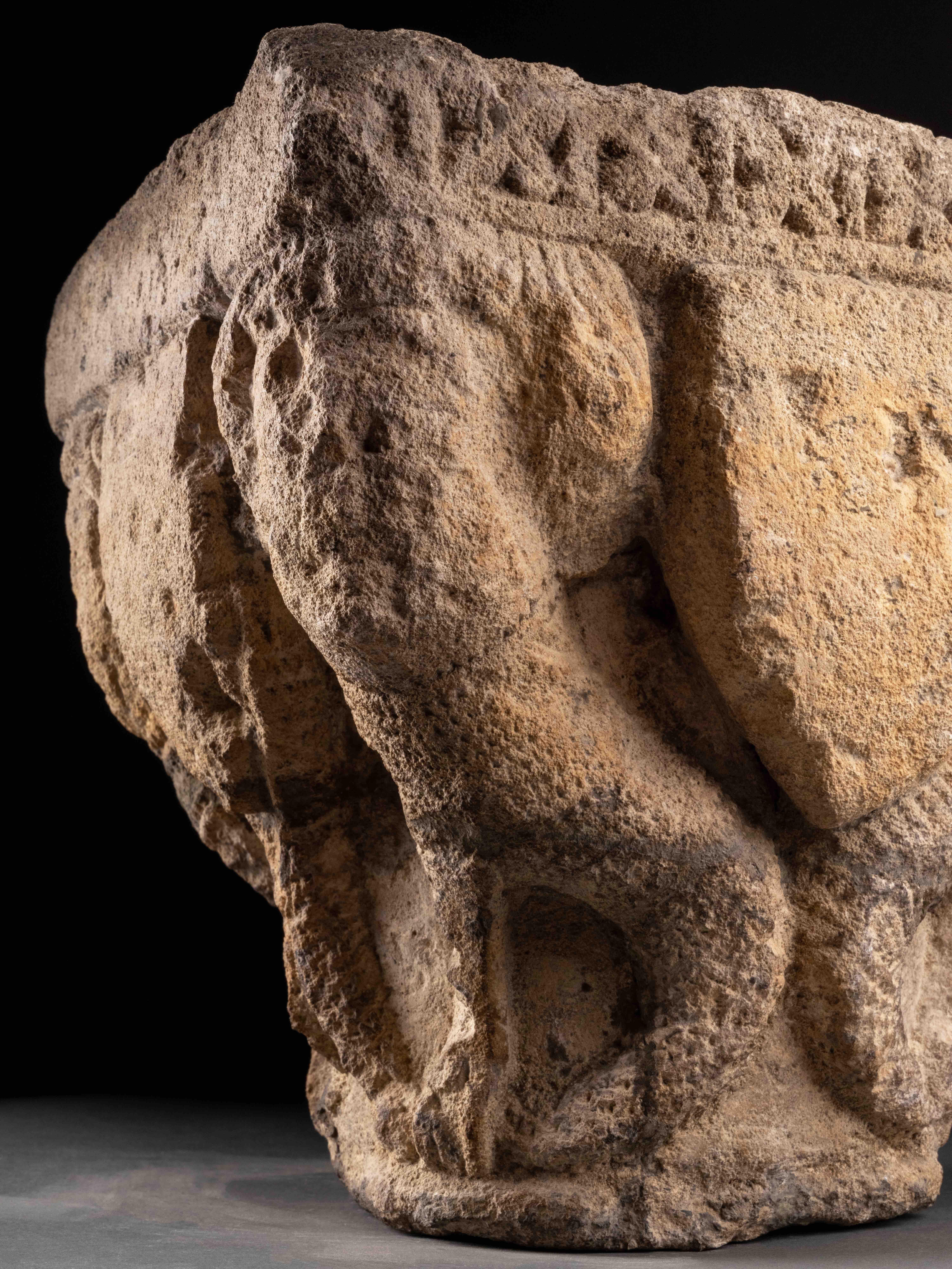 Médiéval Chapiteau romain avec sirènes - France 13e siècle en vente