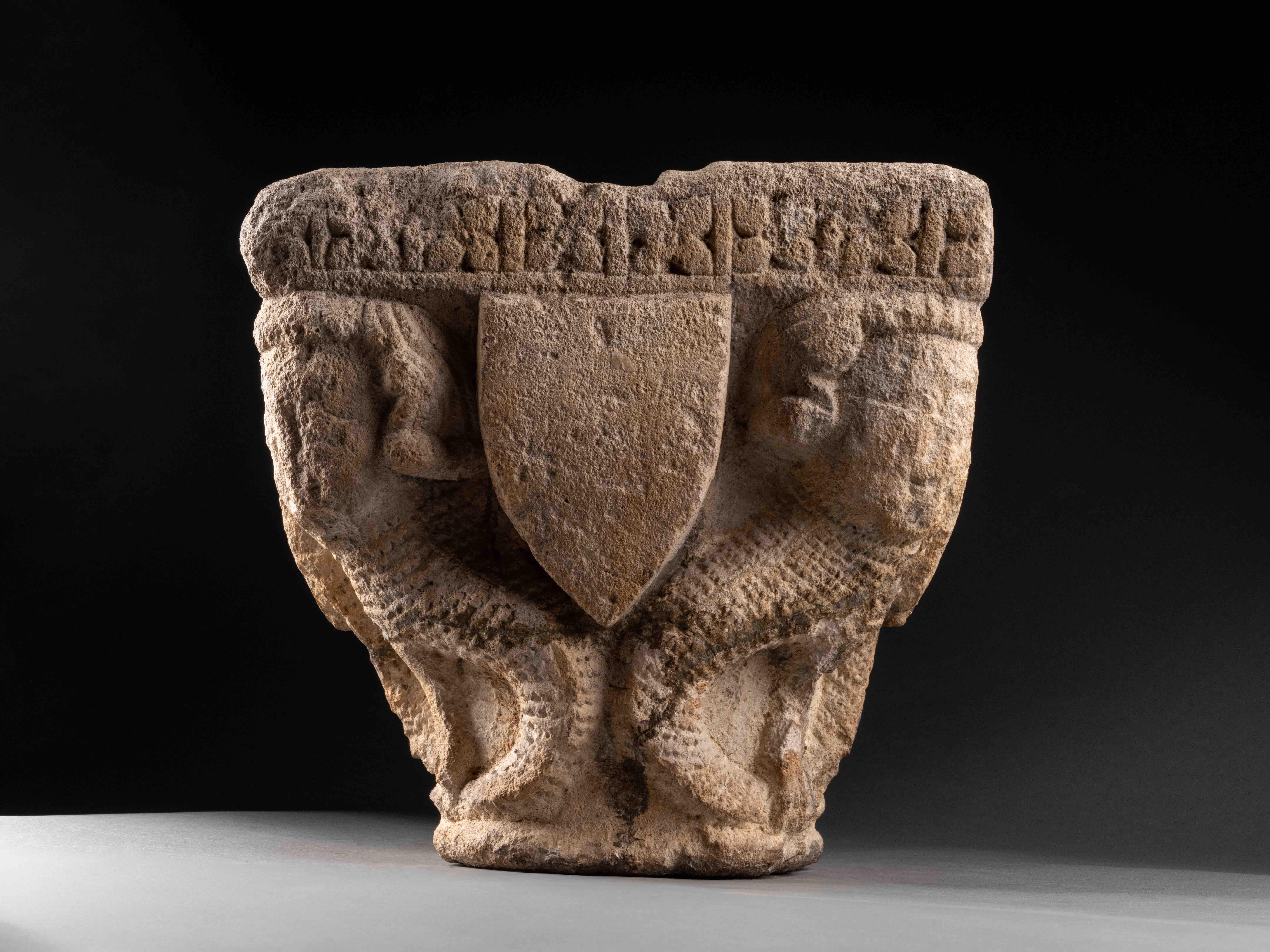 Romanesque capital with sirens - France 13th century In Good Condition For Sale In Bruxelles, BE