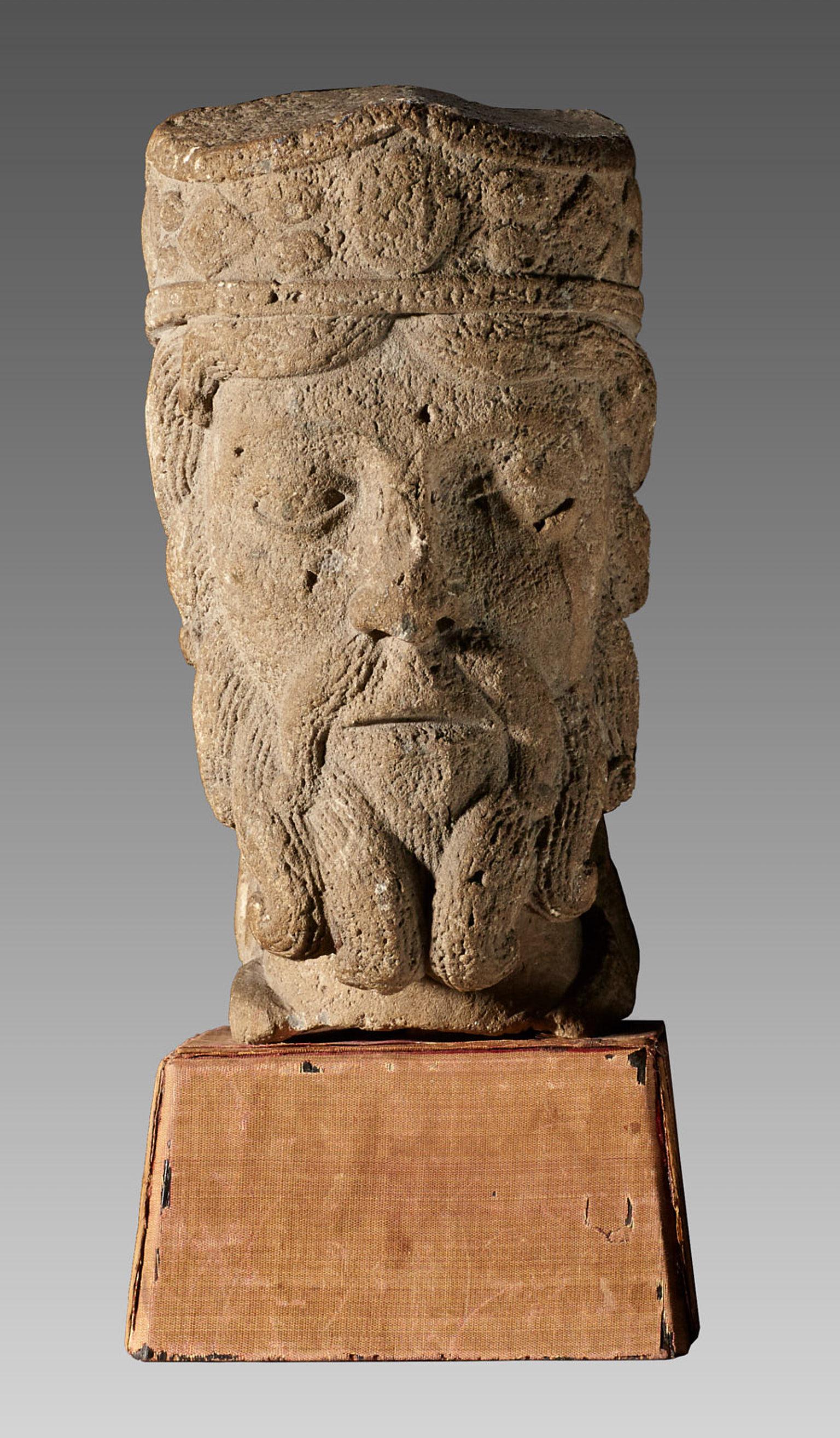 Rare tête de roi en calcaire de Caen, Nord de la France, Probablement Paris, ? vers 1100-1200. 

La tête finement sculptée d'un roi avec une couronne ornée de bijoux et des cheveux et une barbe longs et bouclés de style roman. 

NB : Très