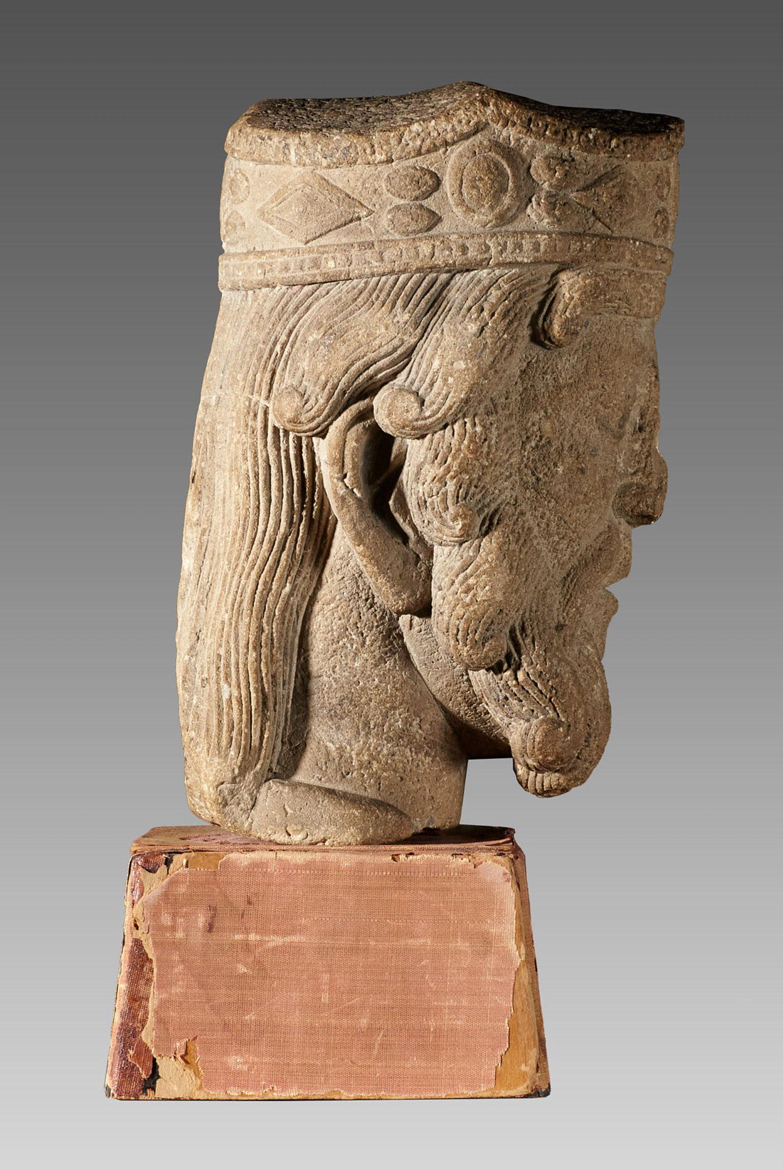 Français Tête de roi romane, française, vers 1100-1200
